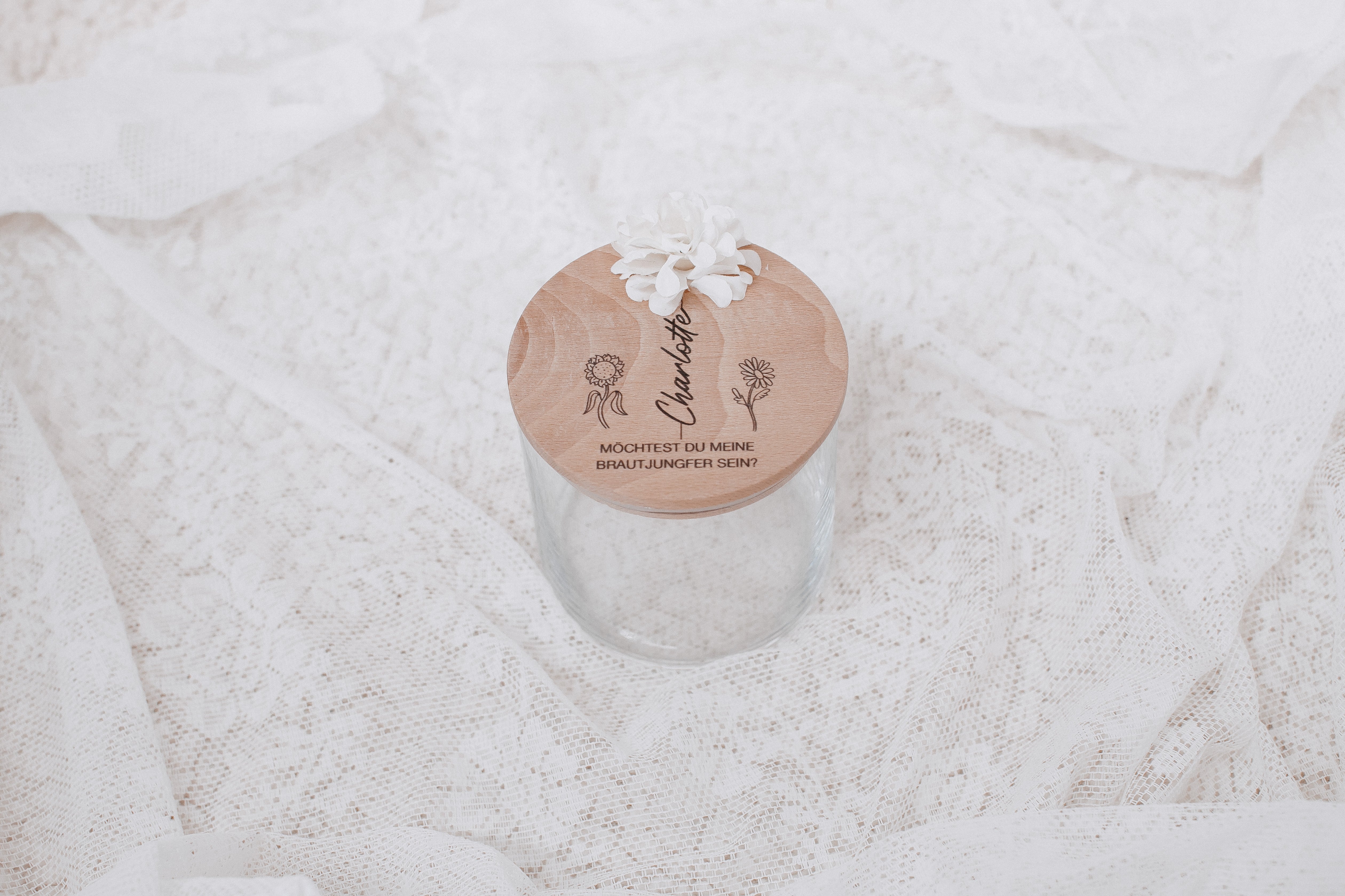 Glas mit Holzdeckel personalisiert – besondere Geschenkidee für Brautjungfern