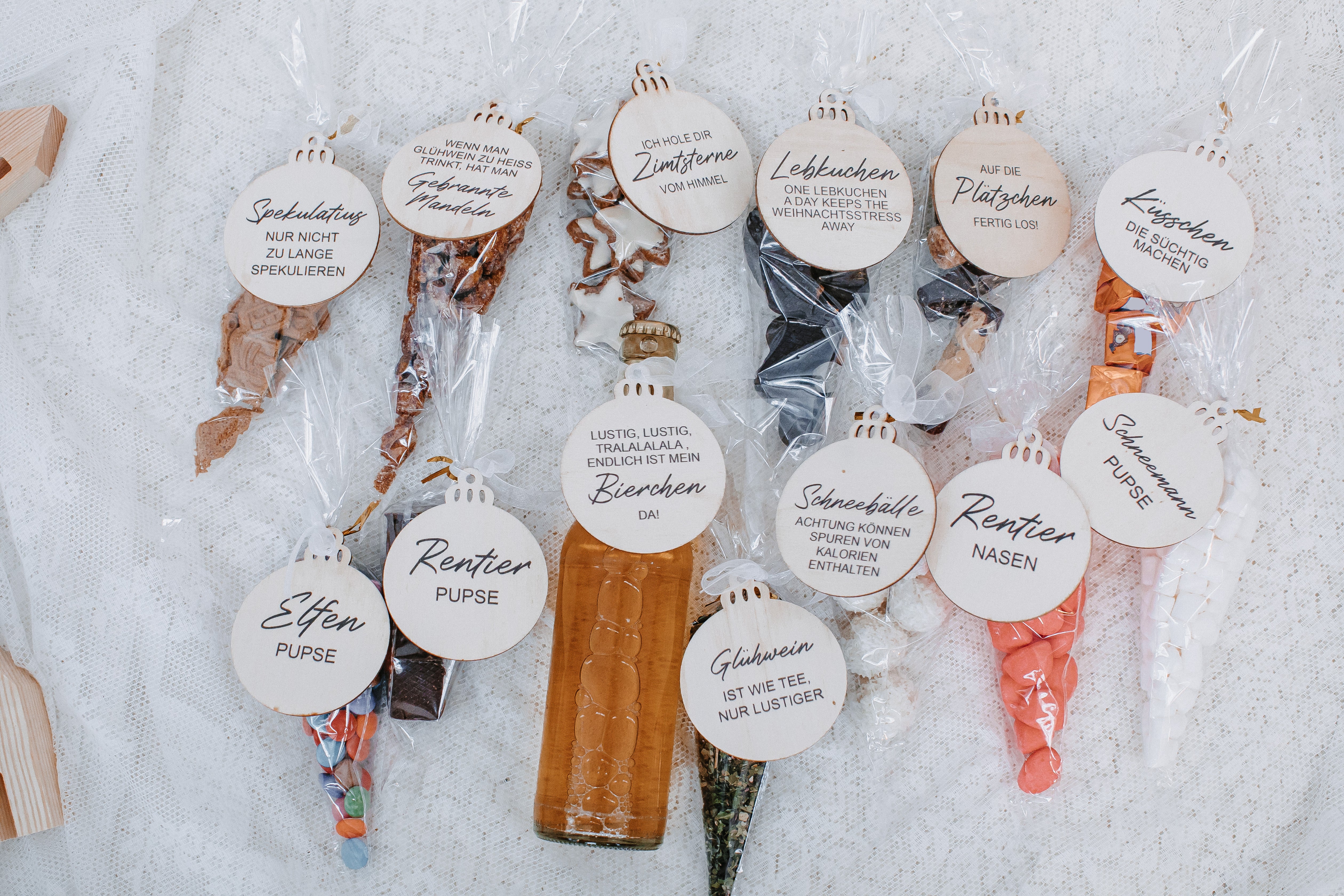 DIY Weihnachtsmarkt To Go – personalisierte Geschenkbox mit Holzanhängern