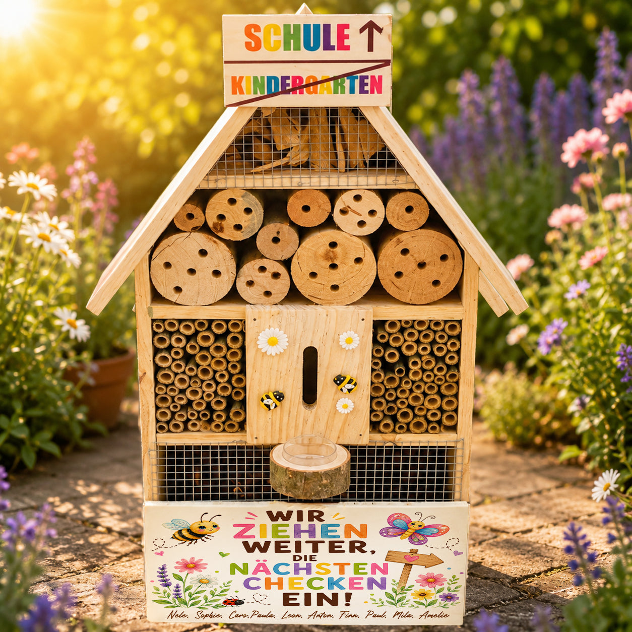 Personalisiertes XXL Insektenhotel aus Holz mit Spruch „Wir ziehen weiter, die nächsten checken ein“, Kindernamen und Jahreszahl als nachhaltiges Kita Abschiedsgeschenk für Erzieherinnen