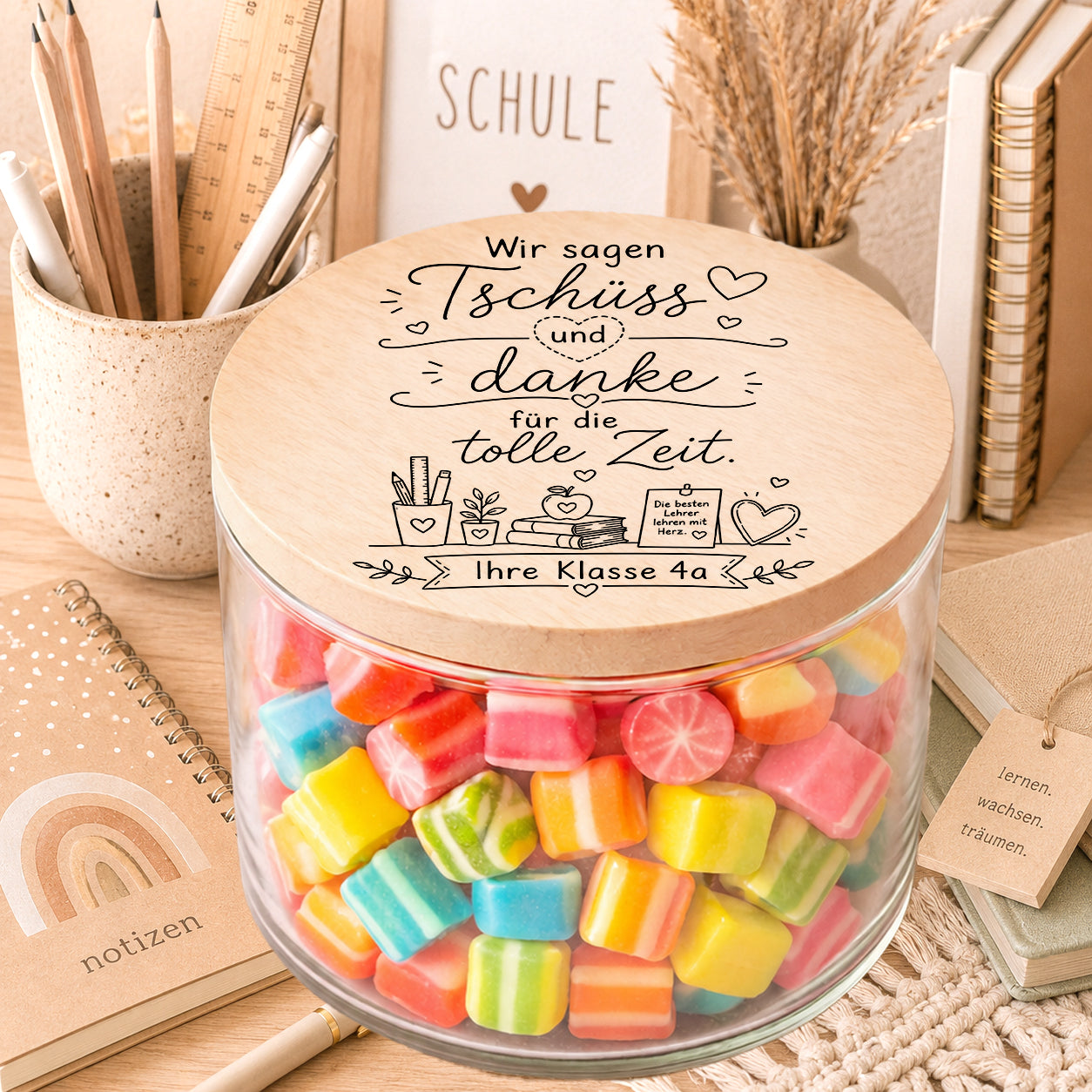 Personalisiertes Abschiedsgeschenk für Lehrerinnen im Vorratsglas mit Gravur und bunten Süßigkeiten
