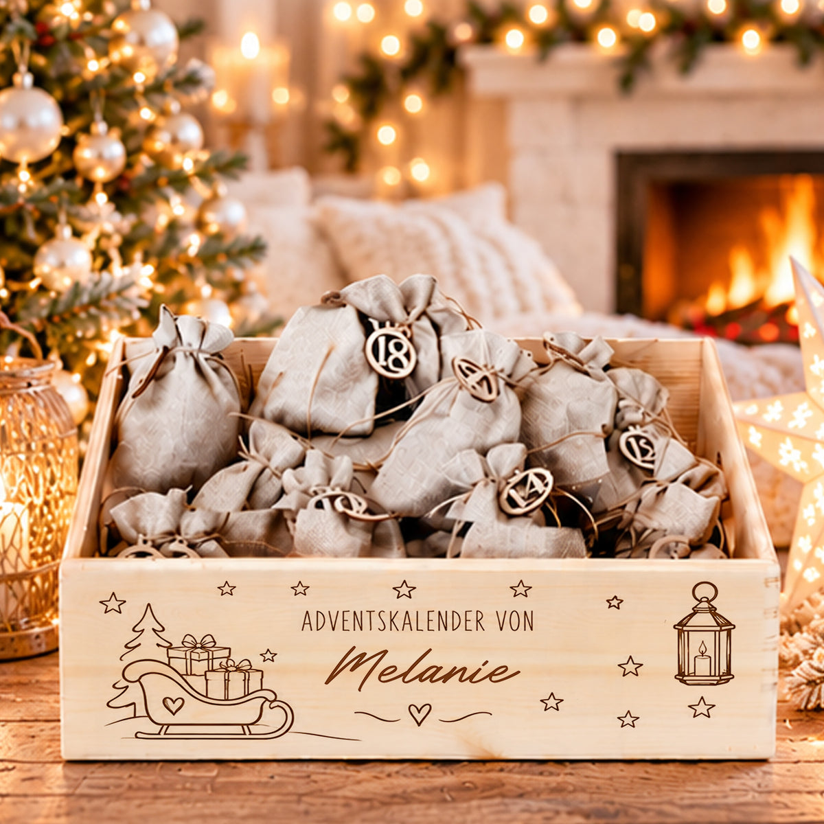 Personalisierter Adventskalender aus Holz mit Namen Melanie, Weihnachtsschlitten mit Geschenken, Tannenbaum und Laterne, gefüllt mit Jutesäckchen