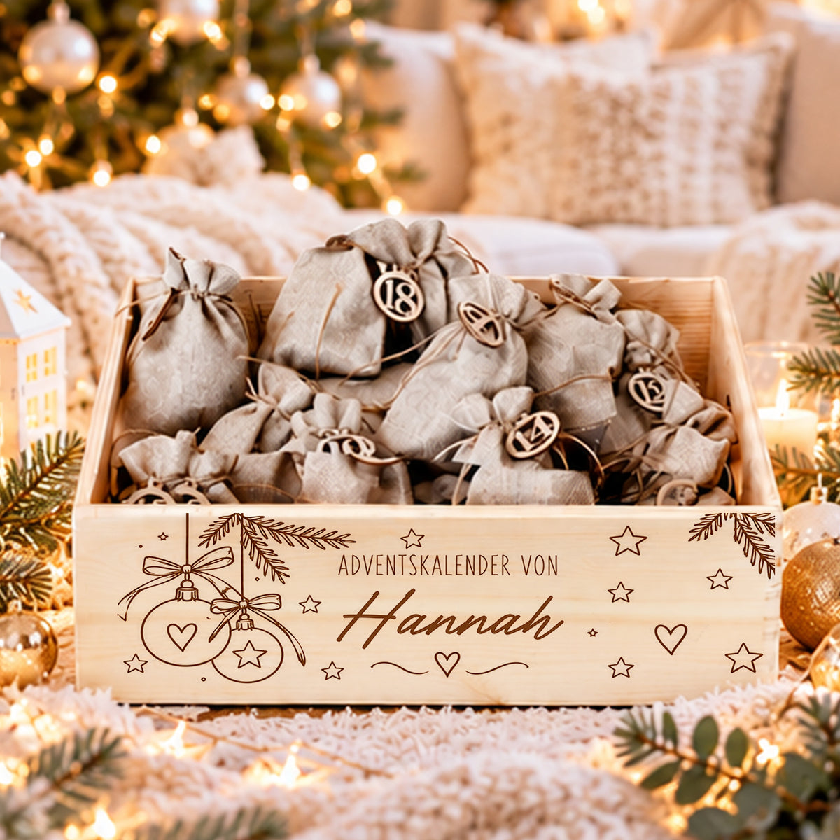 Personalisierter Boho Adventskalender aus Holz mit Namen, Weihnachtskugeln, Tannenzweigen und Jutesäckchen zum Befüllen.