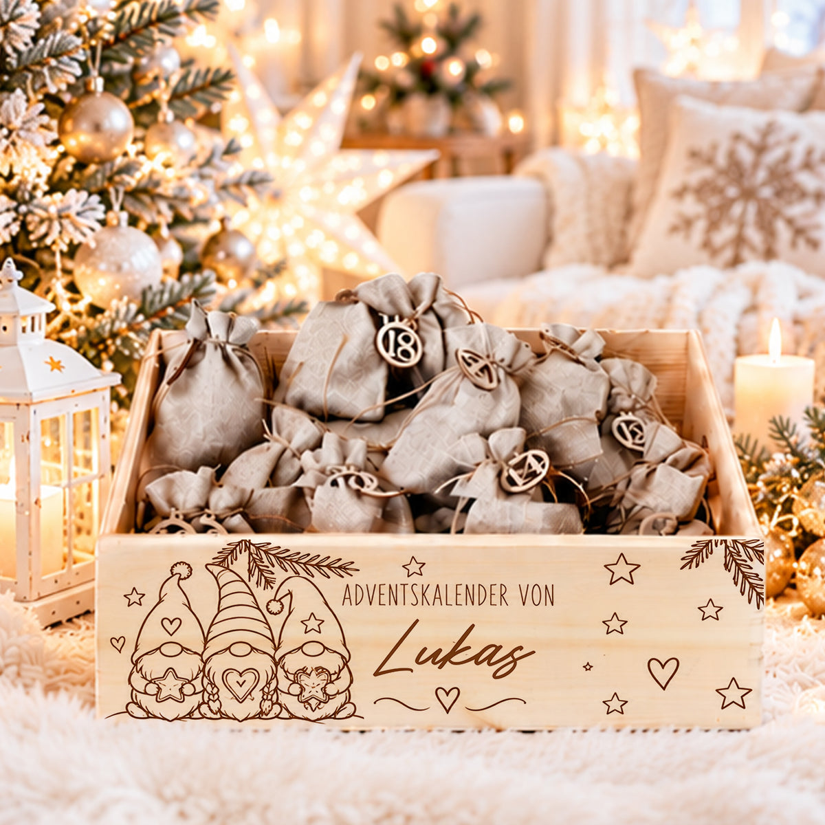 Personalisierter Wichtel-Adventskalender aus Holz mit Namen, drei Weihnachtswichteln und 24 Jutesäckchen zum Befüllen in weihnachtlicher Dekoration