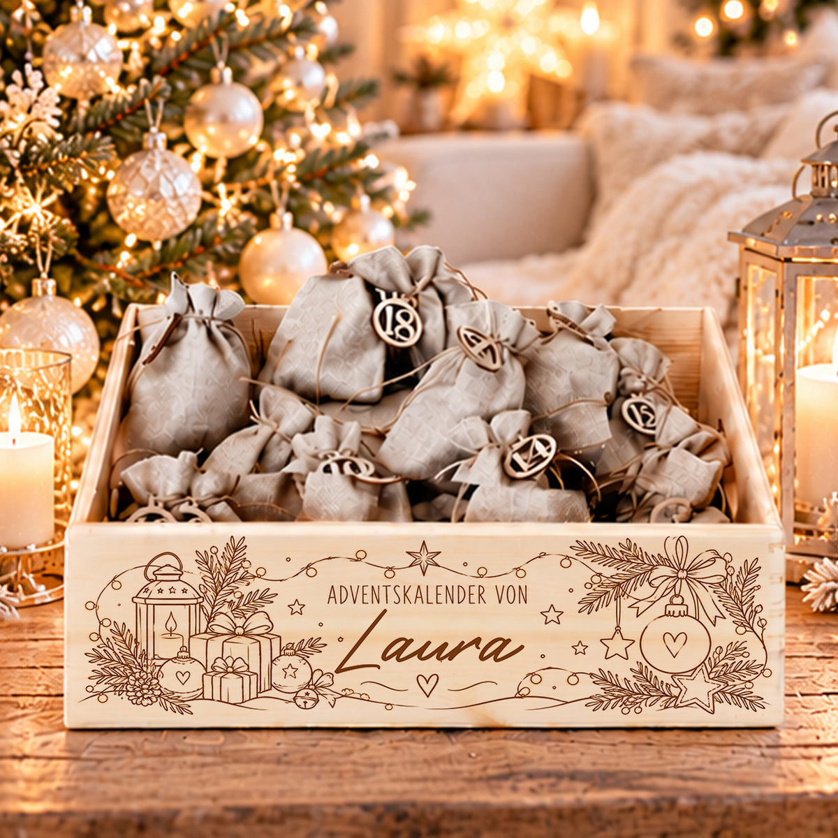 Personalisierter Adventskalender aus Holz mit Namen Weihnachtskugeln, Tannenzweigen, Lichterkette und 24 Jutesäckchen zum Befüllen