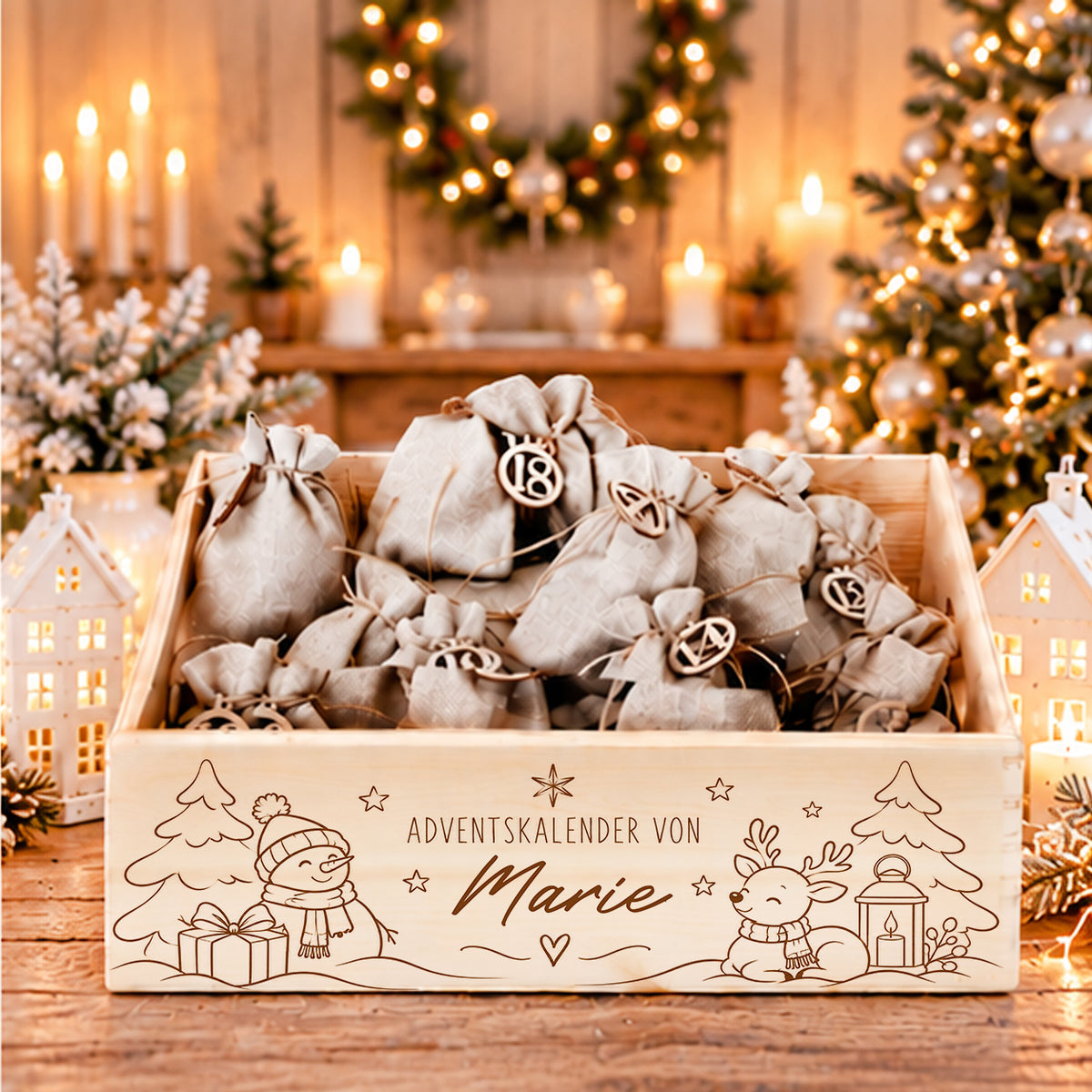 Personalisierter Kinder-Adventskalender aus Holz mit Namen, Schneemann und Rentier, gefüllt mit kleinen Jutesäckchen und Adventszahlen