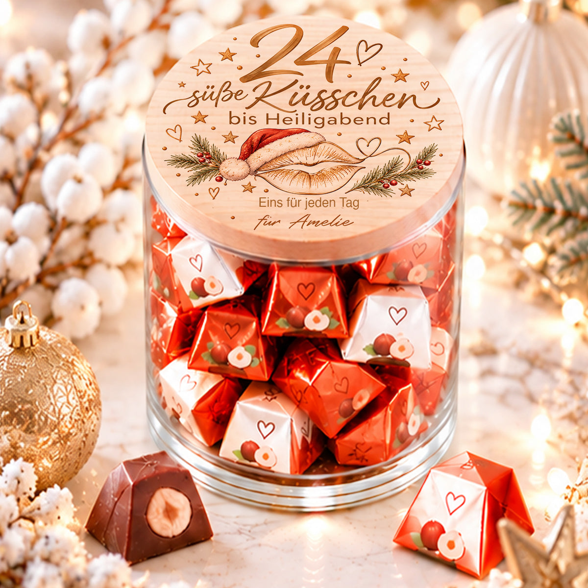 Personalisierter Adventskalender im Glas mit 24 süßen Küsschen bis Heiligabend und Holzdeckel mit Namen