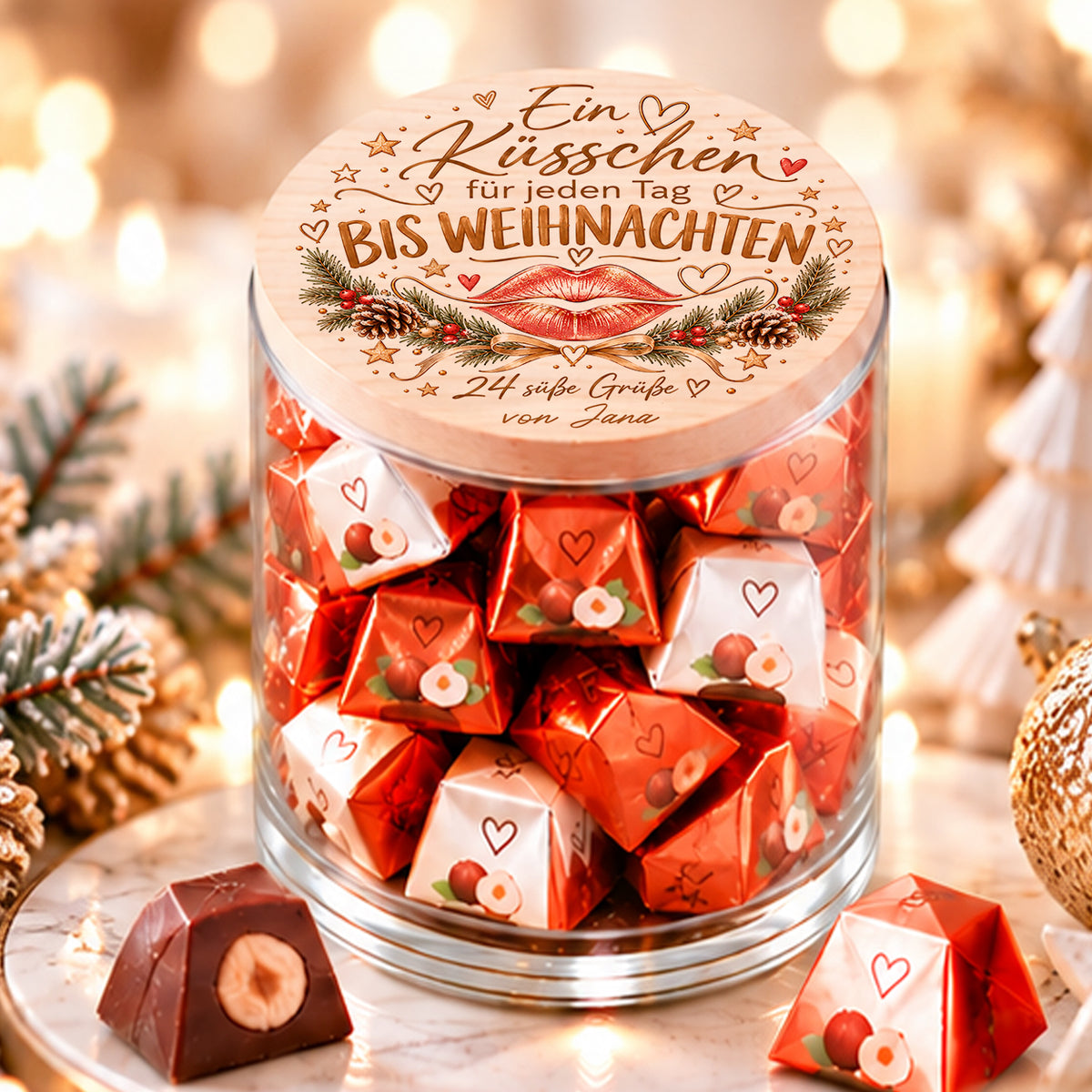 Personalisierter Adventskalender im Glas mit Küsschen und Weihnachtsmotiv auf dem Holzdeckel