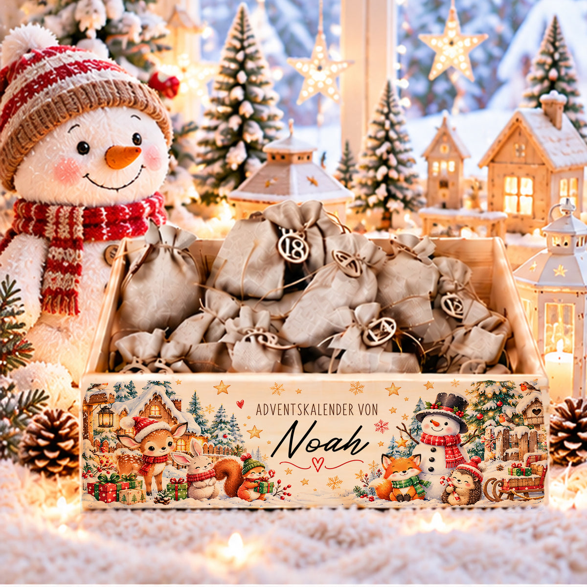 Personalisierter Adventskalender aus Holz mit Namen, winterlichen Waldtieren, Schneemann und 24 Jutesäckchen mit Holzzahlen