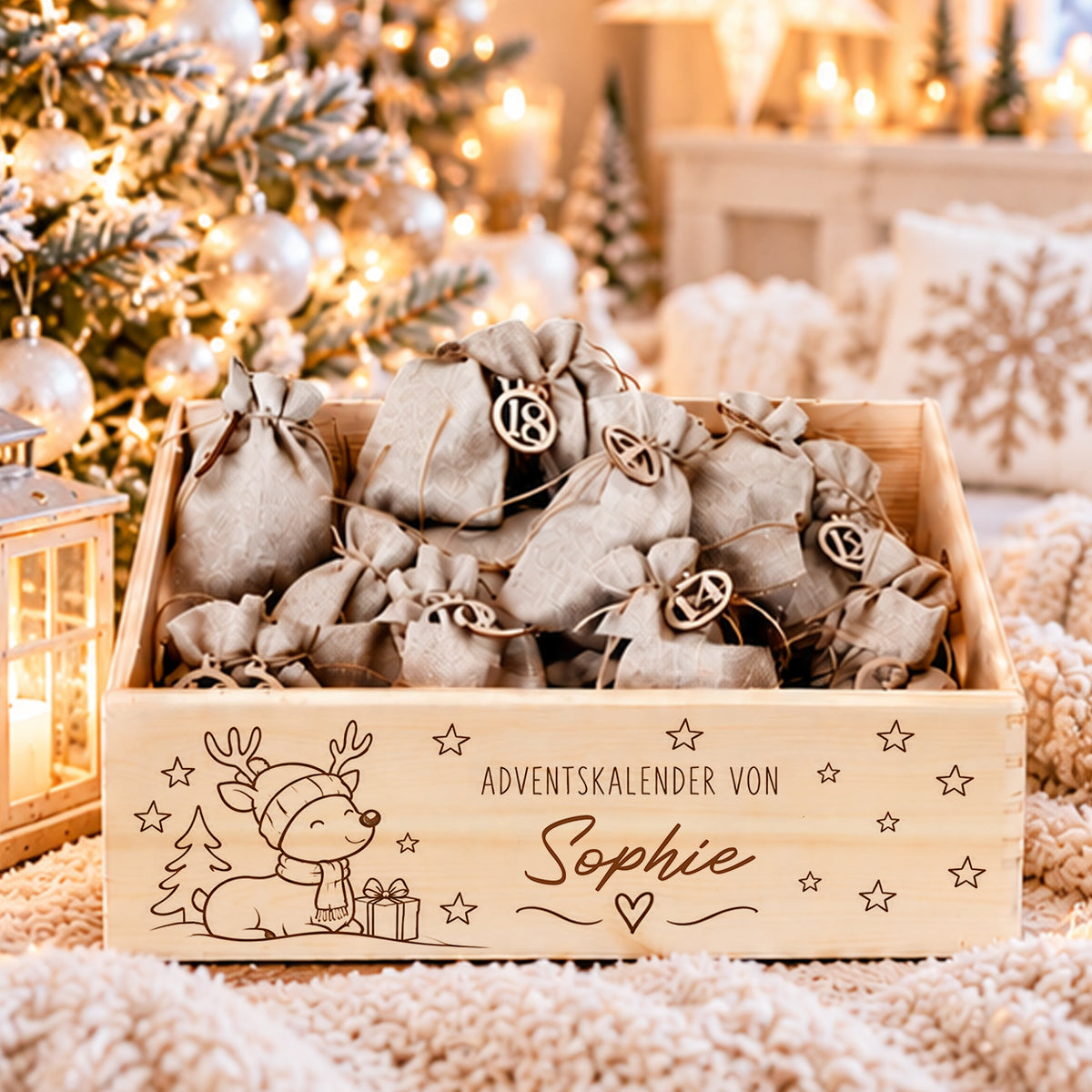 Personalisierter Adventskalender aus Holz mit Namen, niedlichem Rentier mit Wintermütze, Tannenbaum und Jutesäckchen vor weihnachtlichem Hintergrund