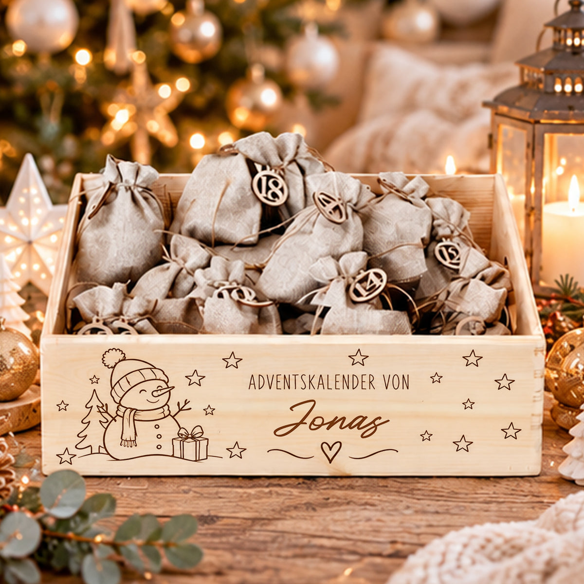 Personalisierter Adventskalender aus Holz mit Namen, fröhlichem Schneemann, Tannenbaum und 24 Jutesäckchen zum Befüllen