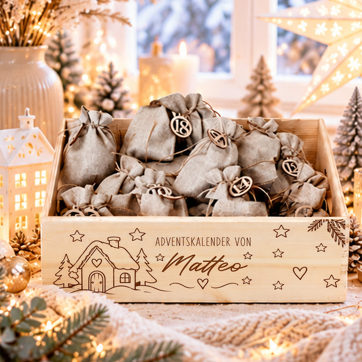 Personalisierter Adventskalender aus Holz mit Namen, schlichtem Winterhaus-Motiv, Sternen und Herzen sowie Jutesäckchen zum Befüllen.