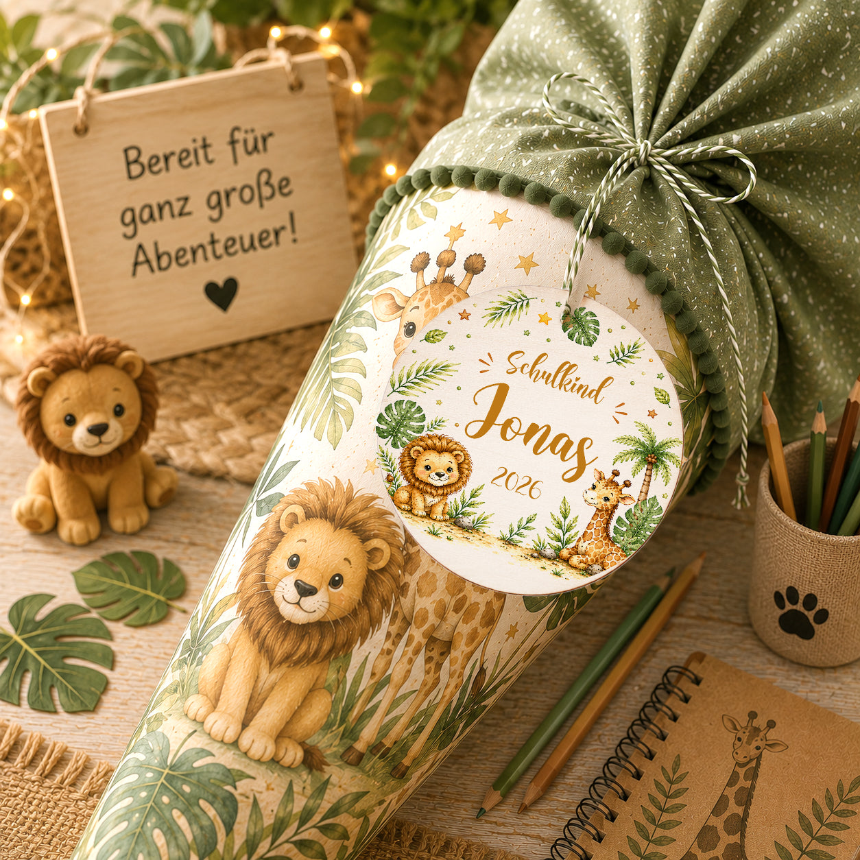 Personalisierter Schultütenanhänger aus Holz mit Löwe, Giraffe und Safari-Motiv. Individuell mit Wunschname gestaltet – Geschenk zur Einschulung
