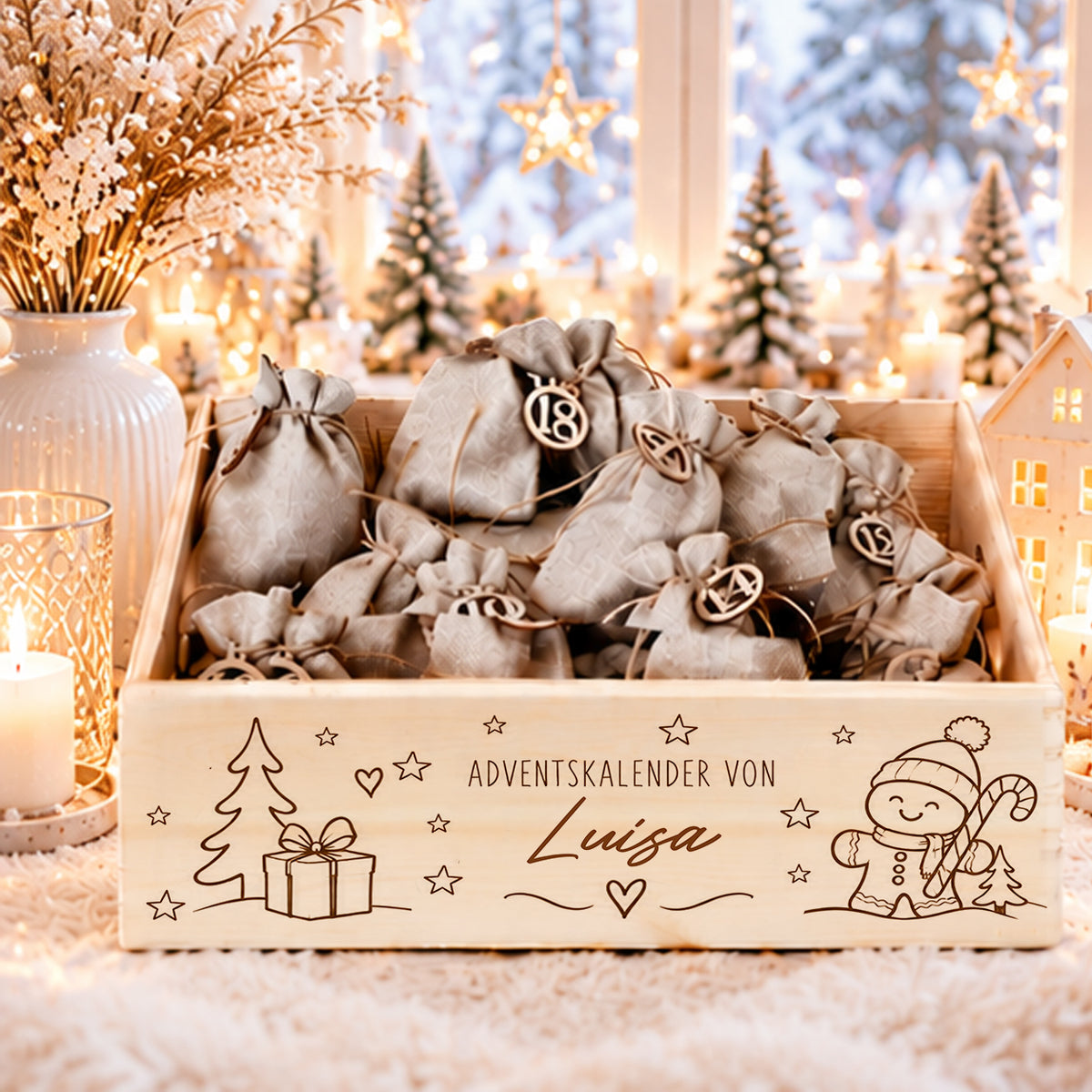 Personalisierter Adventskalender aus Holz mit Namen, Lebkuchenmännchen, Tannenbaum und 24 Jutesäckchen zum Befüllen.
