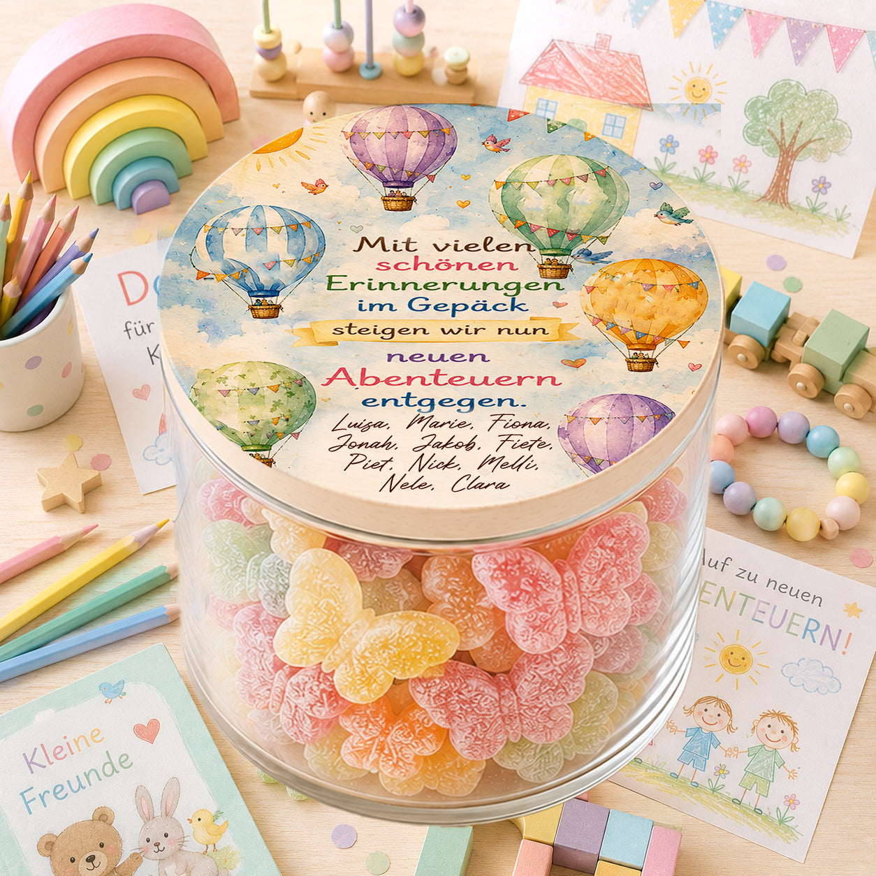 Personalisiertes Bonbonglas mit bunten Heißluftballons, Kindernamen und Abschiedsspruch als Kita Abschiedsgeschenk für Erzieherinnen und Erzieher