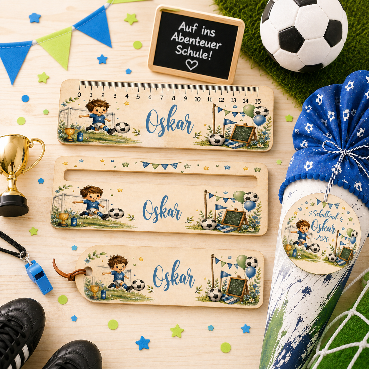 Personalisiertes Fußball Einschulungs-Set aus Holz mit Lesehilfe, Holzlineal, Lesezeichen und Schultütenanhänger für Jungen mit Wunschname. Geschenk zur Einschulung. Schultüte nicht im Lieferumfang enthalten.