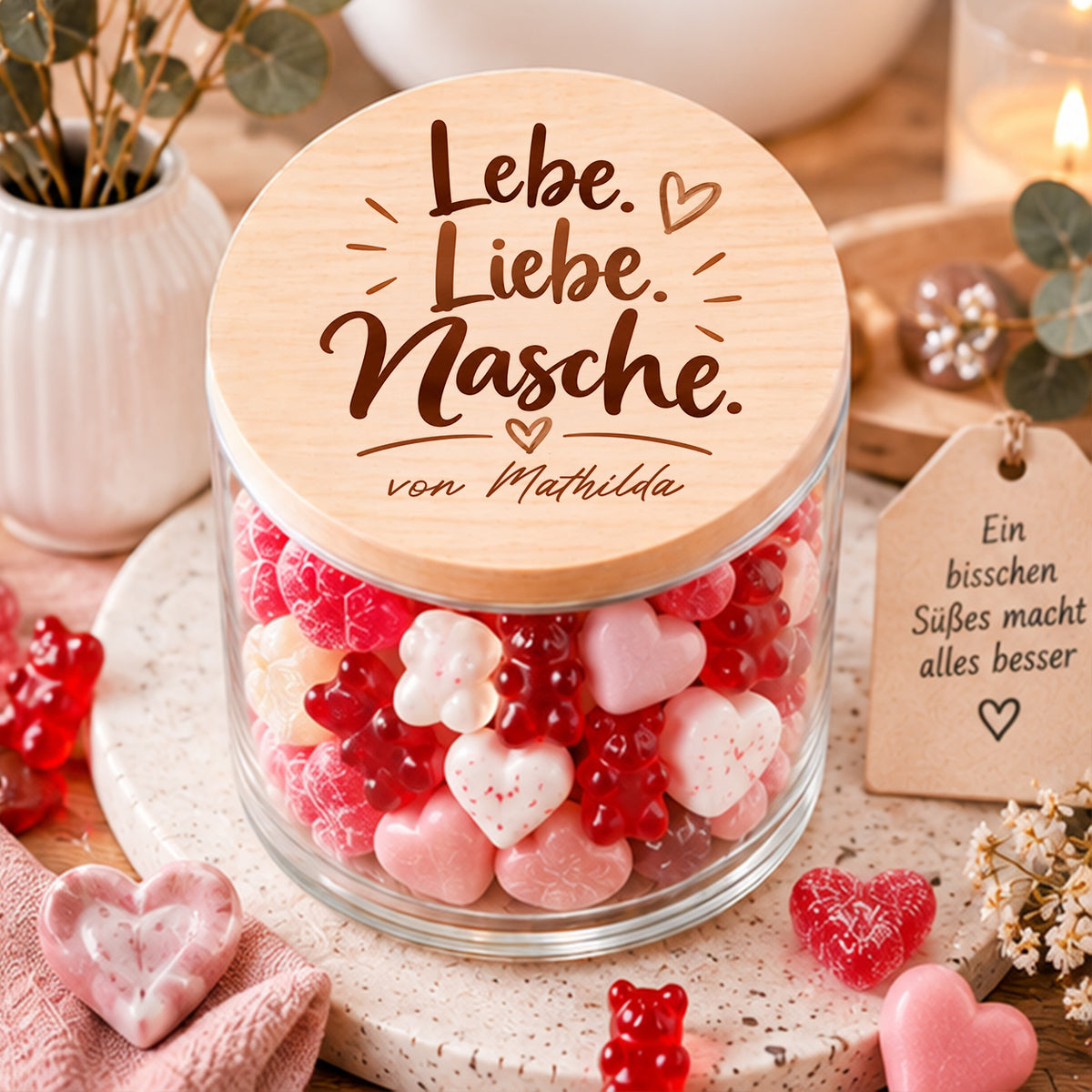 Personalisiertes Vorratsglas mit Holzdeckel und Spruch „Lebe. Liebe. Nasche.“ als süßes Geschenk für einen Lieblingsmenschen