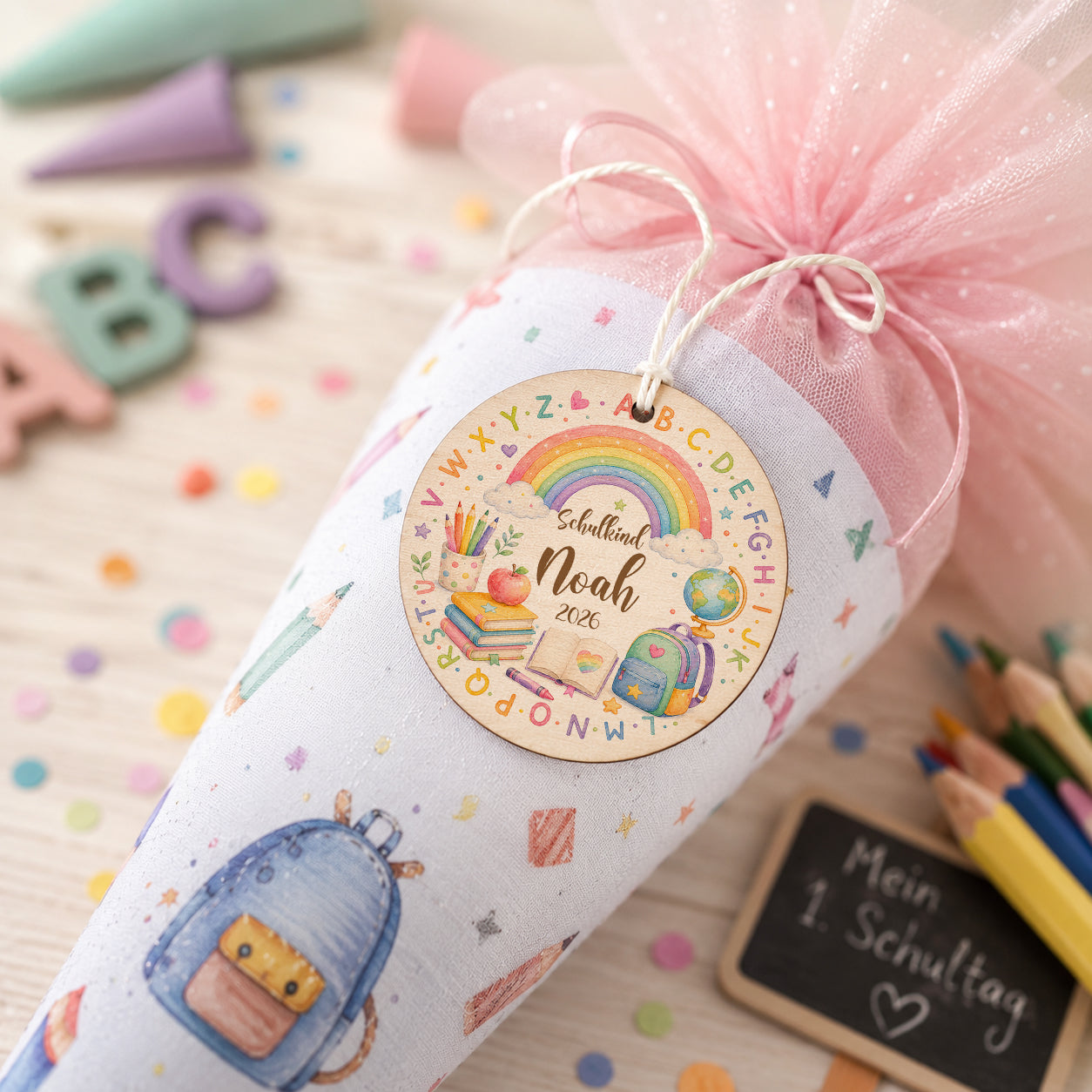 Personalisierter Schultütenanhänger aus Holz mit Regenbogen und Wunschname. Individueller Anhänger für die Schultüte als Erinnerung an den ersten Schultag. Schultüte nicht im Lieferumfang enthalten.