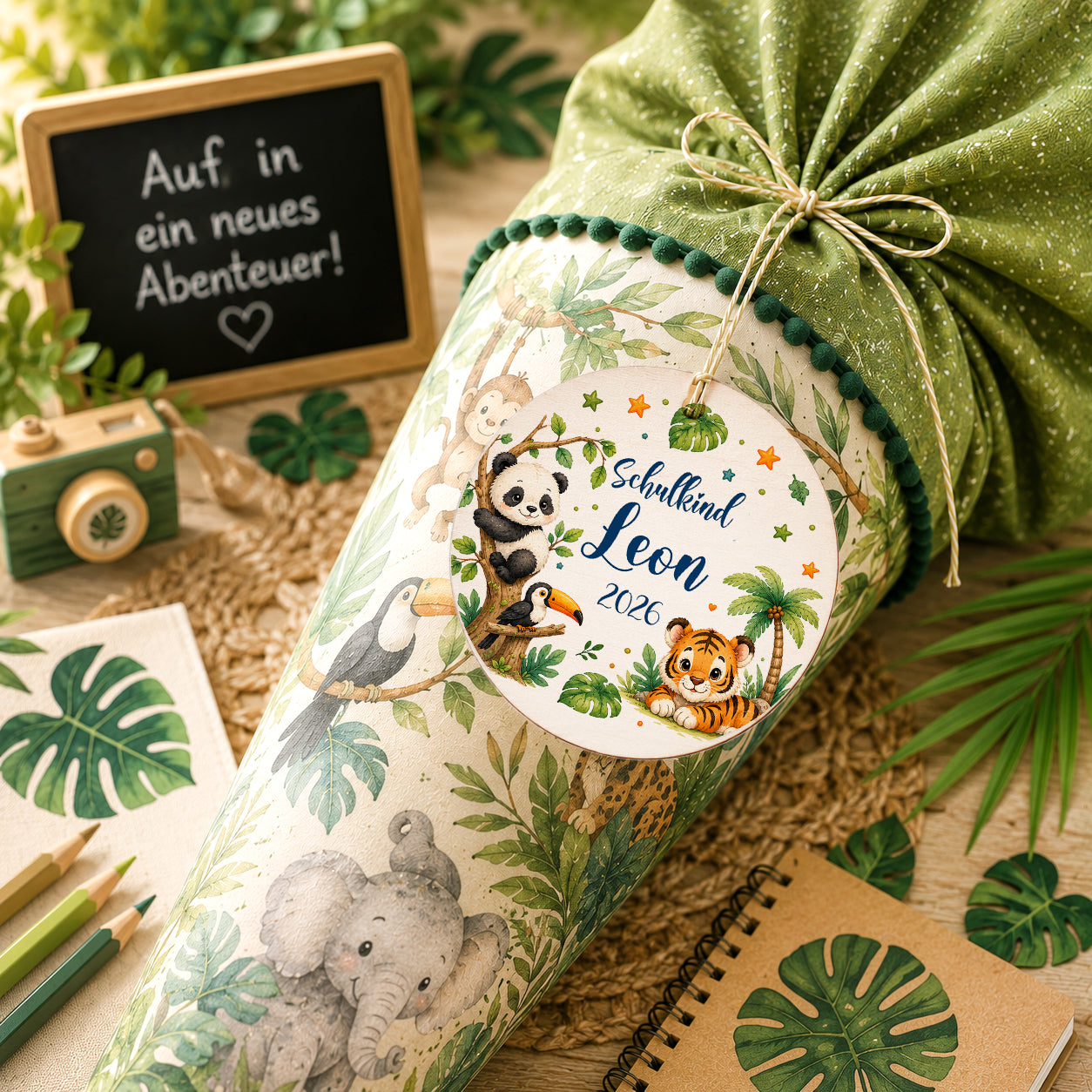 Personalisierter Schultütenanhänger aus Holz mit Panda, Tiger, Tukan, Affe und Elefant im Dschungel-Design. Individuell mit Wunschname gestaltet – Geschenk zur Einschulung