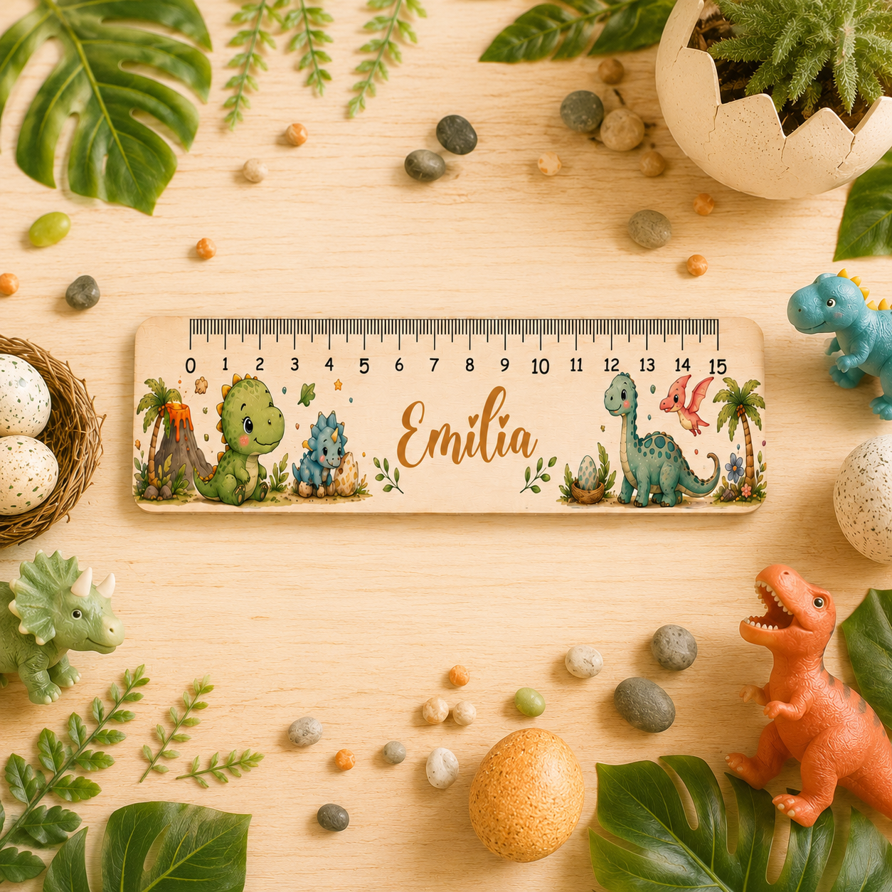 Personalisiertes Holzlineal mit Dinosaurier-Motiv und Namen. 18 cm langes Lineal mit 15 cm Skala als praktisches Schulzubehör und Geschenk zur Einschulung für kleine Dino-Fans.