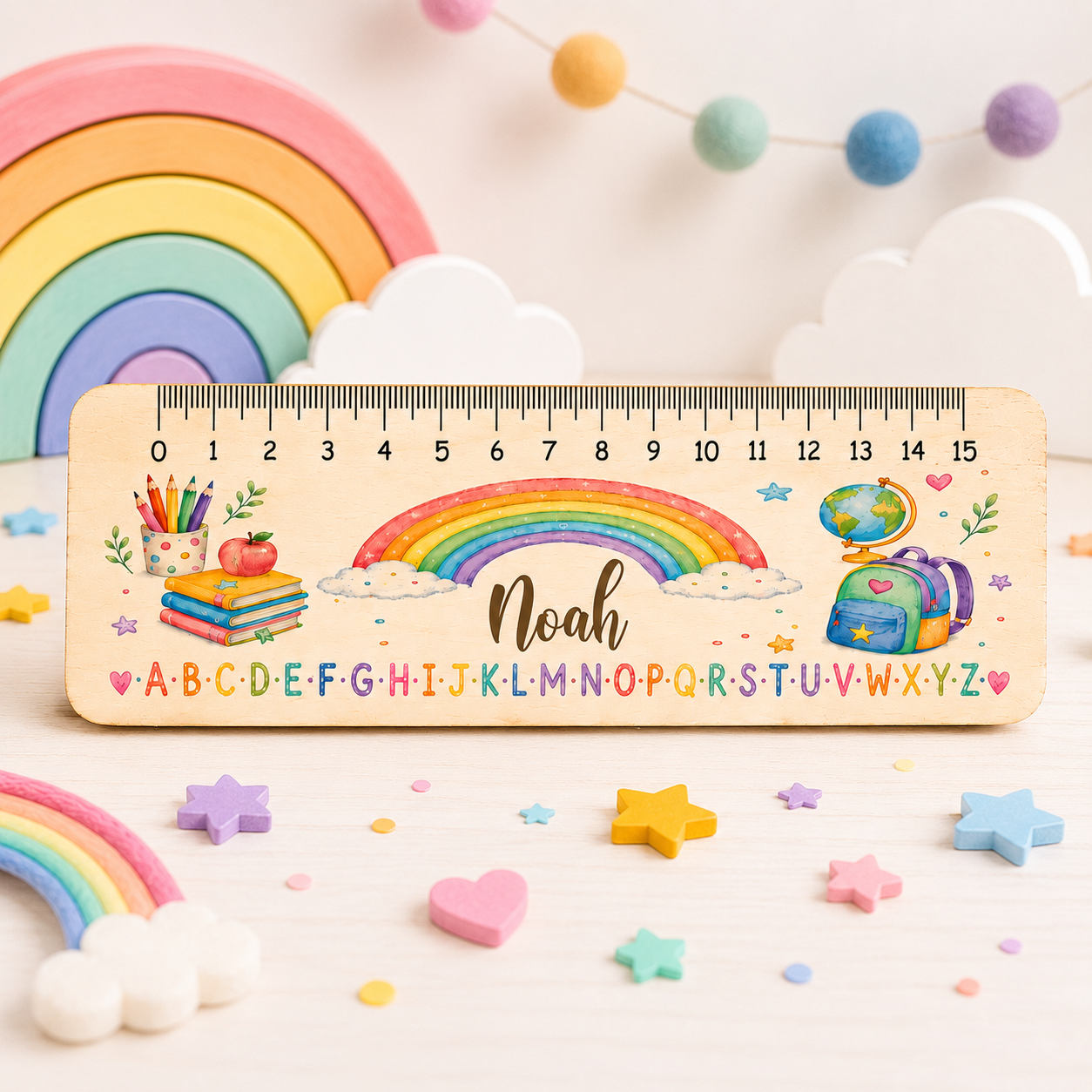 Personalisiertes Holzlineal mit Regenbogen-Motiv und Name. 18 cm langes Lineal mit 15 cm Skala als individuelles Schulzubehör zur Einschulung.