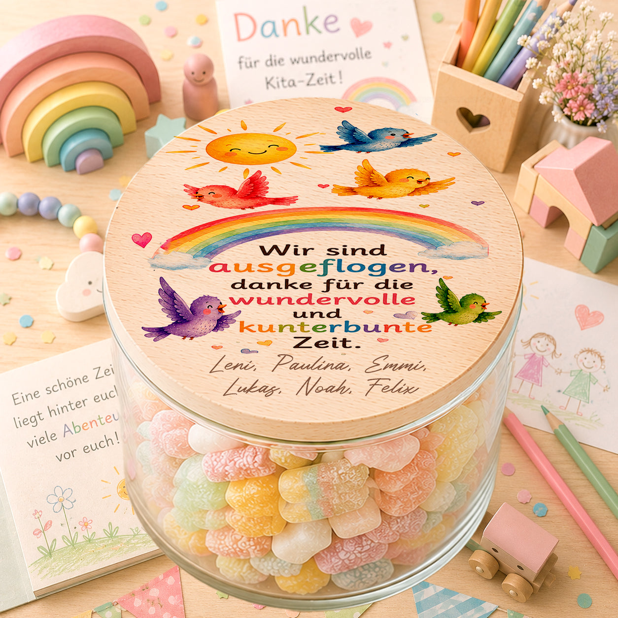 Personalisiertes Bonbonglas als Kita Abschiedsgeschenk mit Regenbogen, bunten Vögeln, Kindernamen und dem Spruch „Wir sind ausgeflogen, danke für die wundervolle und kunterbunte Zeit“