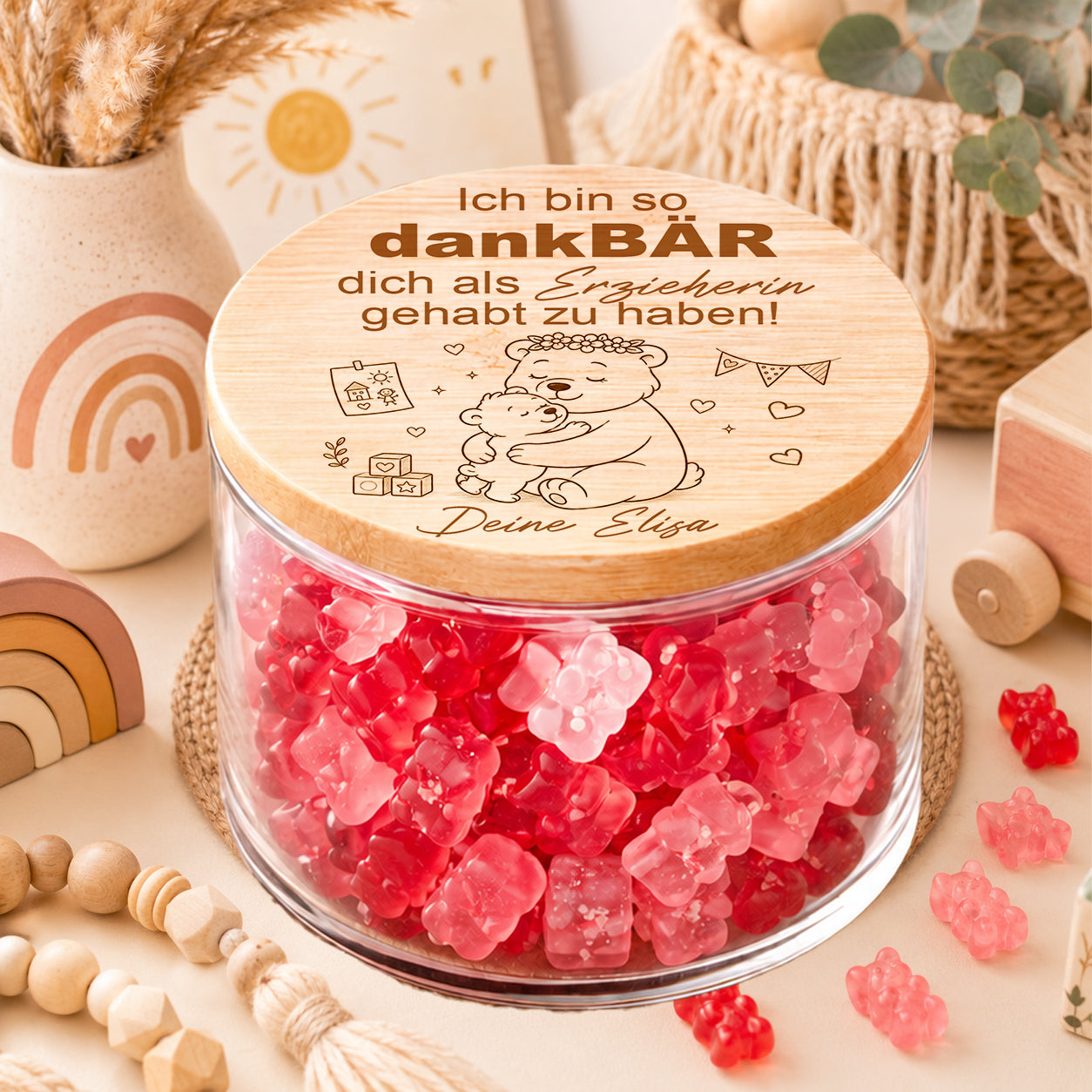 Kita Abschiedsgeschenk Erzieherin personalisiert mit dankBÄR Spruch und rosa roten Gummibärchen im Glas