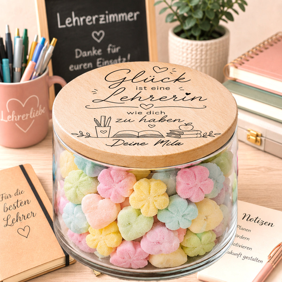 Personalisiertes Lehrerin Geschenk zum Abschied mit graviertem Holzdeckel und süßer Füllung als Danke Geschenk für Lehrerinnen