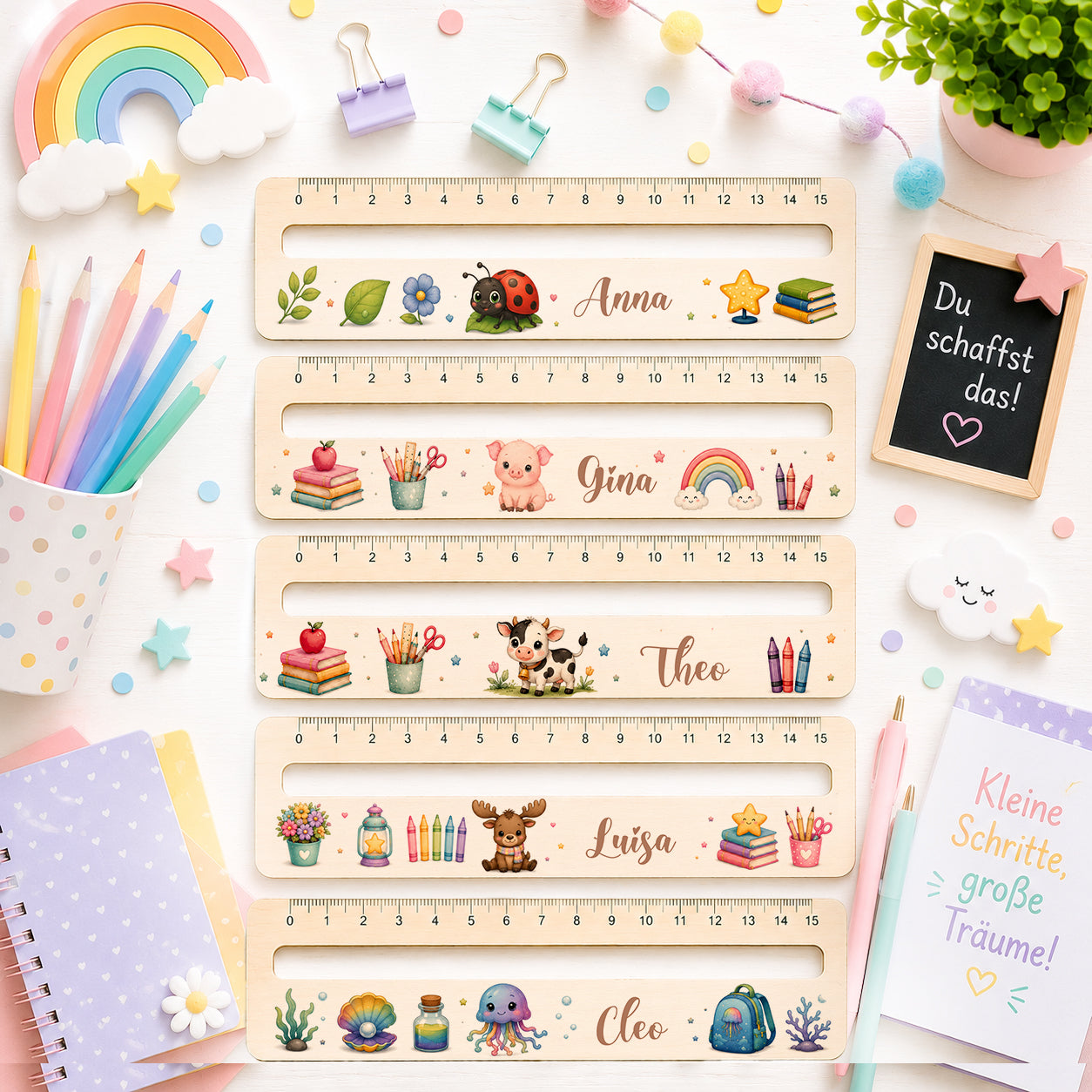 Personalisierte Lesehilfe aus Holz mit Wunschname und integriertem Lineal für Kinder mit Marienkäfer, Schwein, Kuh, Elch und Qualle Motiv zur Einschulung