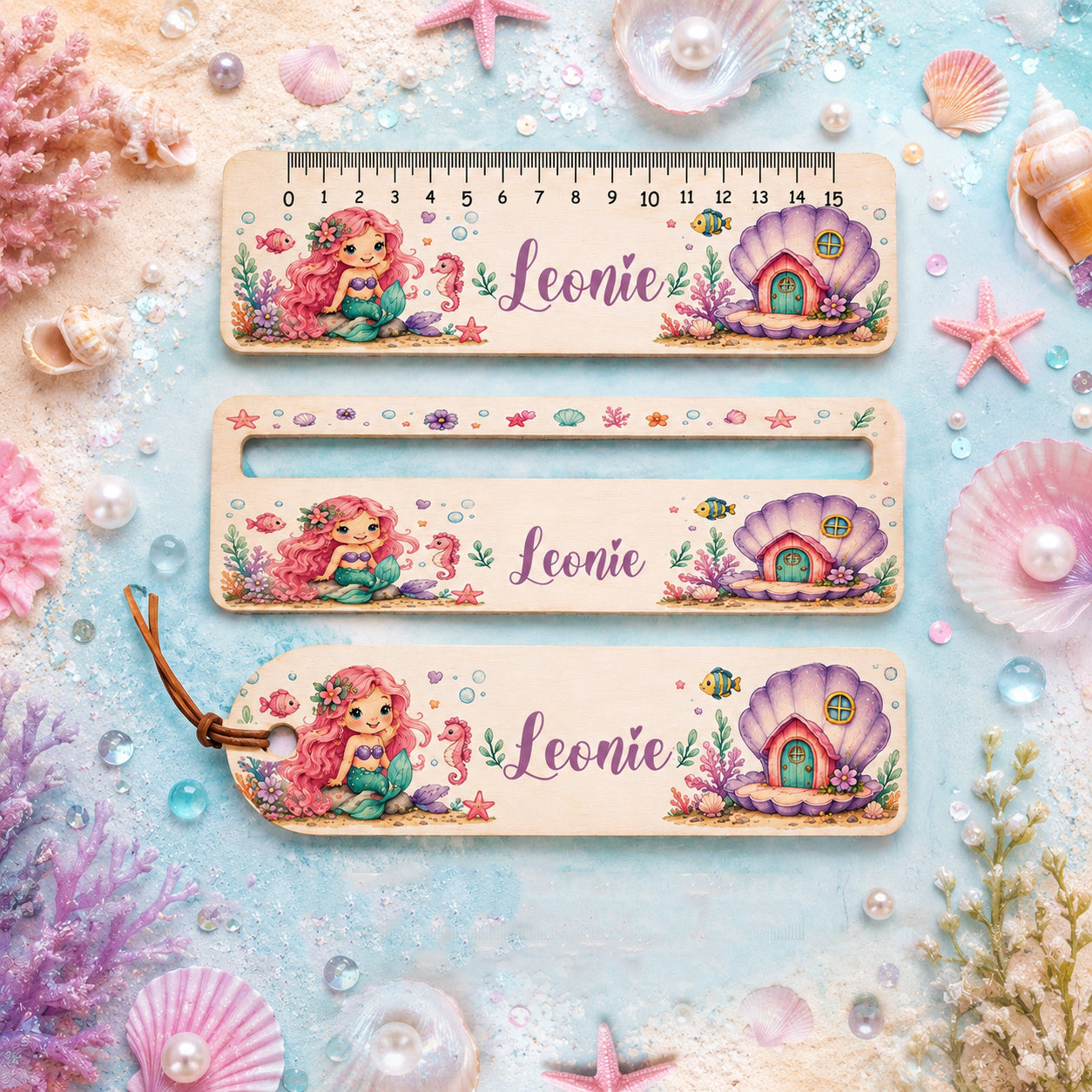 Personalisierte Lesehilfe aus Holz mit Meerjungfrau, Muschelhaus und Wunschname. Holz-Lineal, Lesezeichen oder Set zur Einschulung für kleine Meerjungfrauen-Fans.