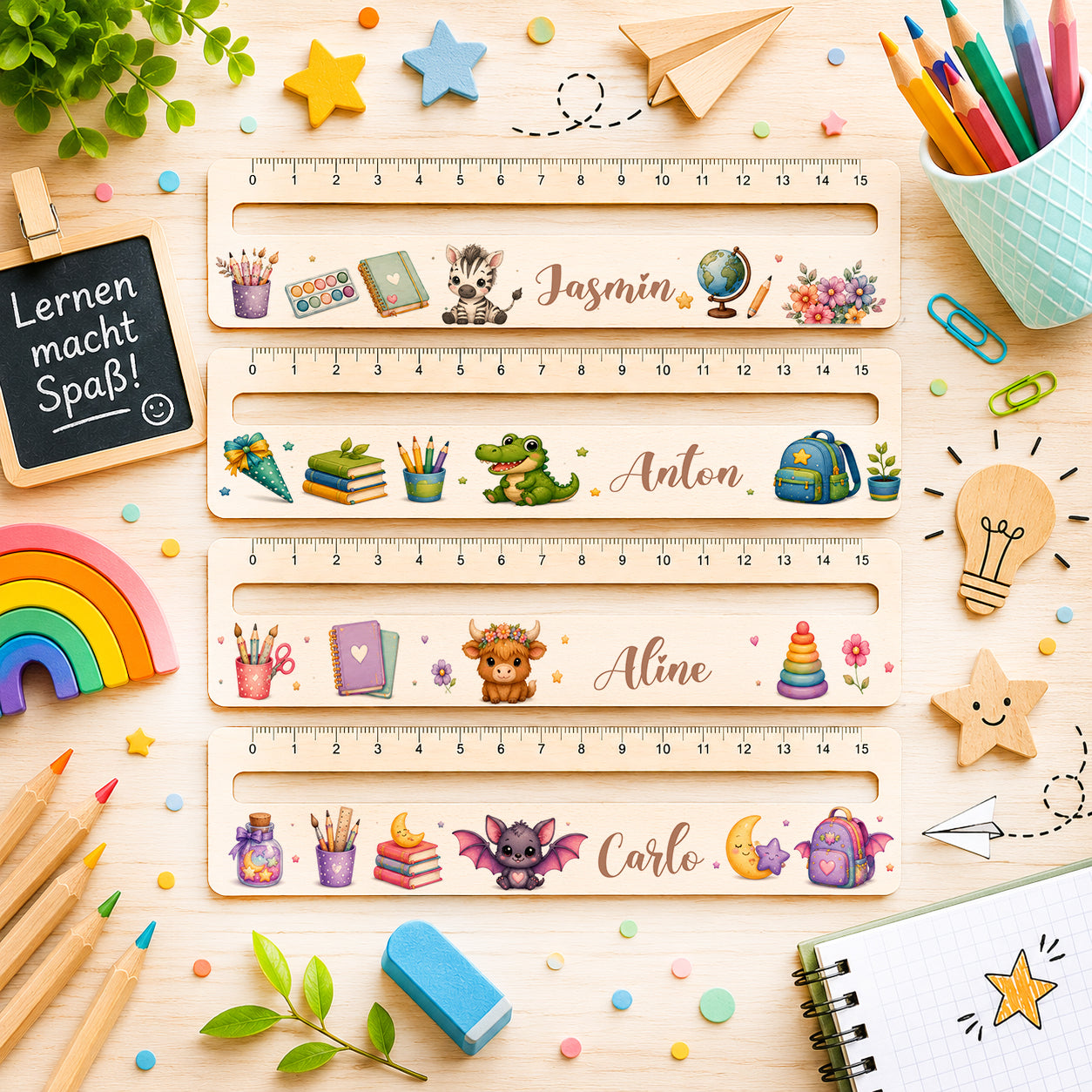 Personalisierte Lesehilfe aus Holz mit Wunschname und integriertem Lineal für Kinder mit Zebra, Krokodil, Highland Kuh und Fledermaus Motiv zur Einschulung