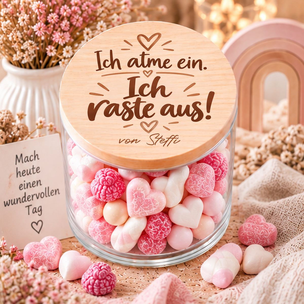Personalisiertes Vorratsglas mit Holzdeckel und Spruch Ich atme ein Ich raste aus als lustiges Geschenk