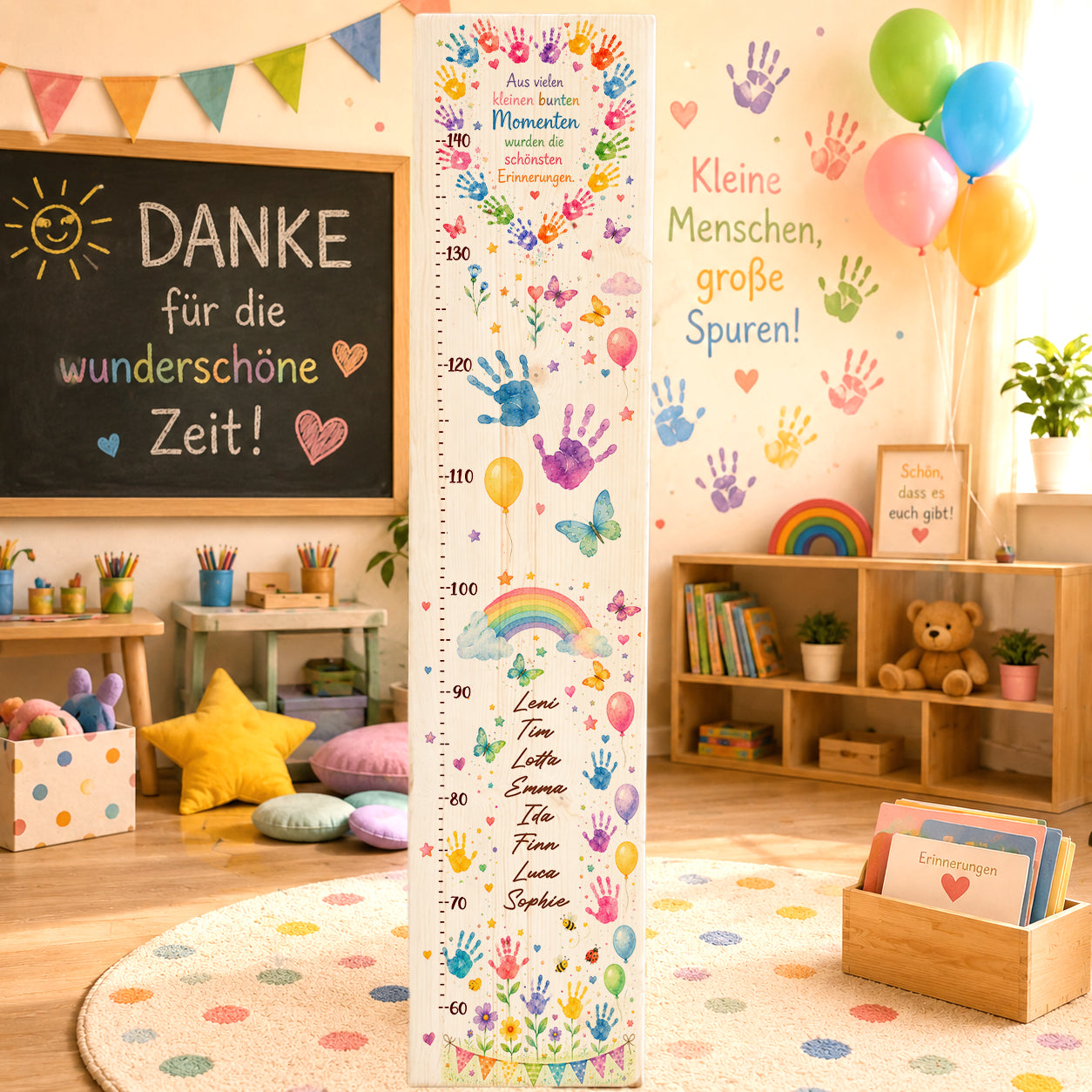 Personalisierte Holz Messlatte mit bunten Handabdrücken, Kindernamen und liebevollem Abschiedsspruch als emotionales Kita Abschiedsgeschenk für Erzieherinnen