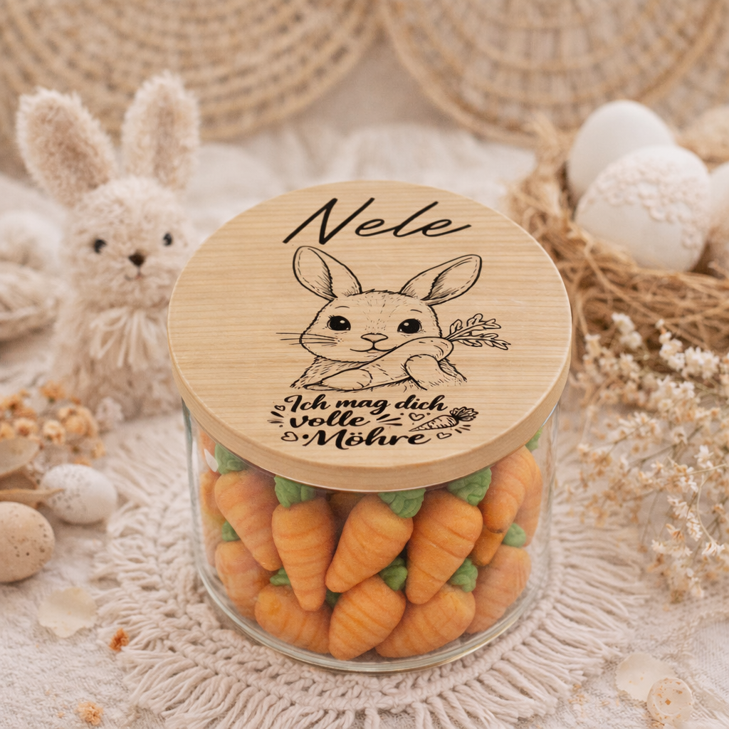 Personalisiertes Vorratsglas zu Ostern mit Holzdeckel und graviertem Hasenmotiv Ich mag dich volle Möhre, befüllt mit Marzipan Möhren, ideales Ostergeschenk mit Name