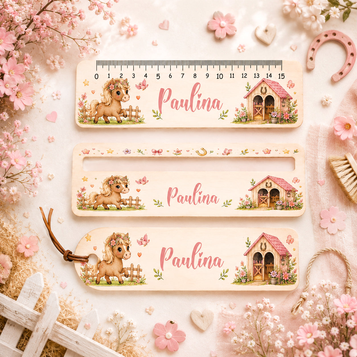 Personalisierte Lesehilfe aus Holz mit Pony, Pferdestall und Wunschname. Holz-Lineal, Lesezeichen oder Set zur Einschulung für kleine Pferdefans.