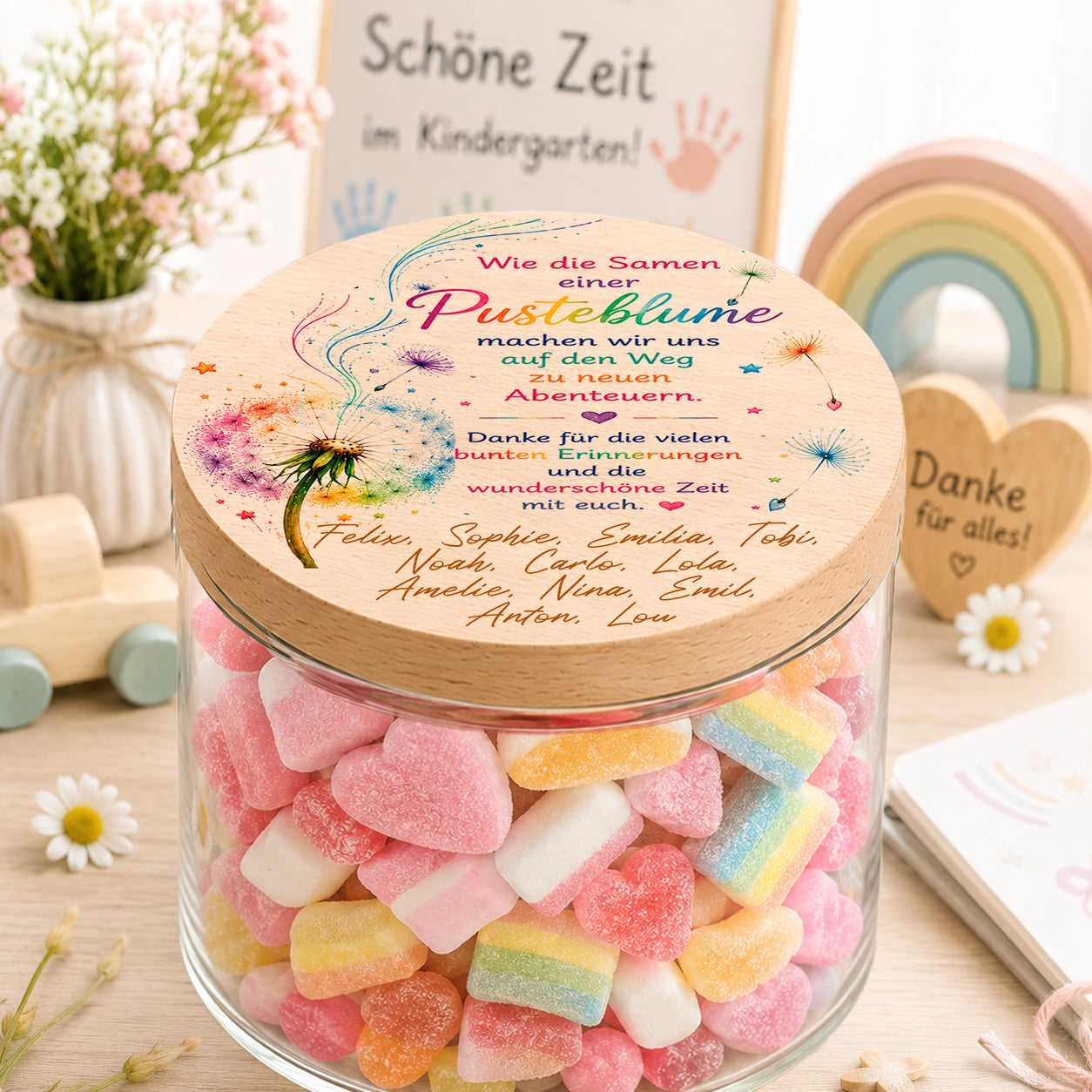 Personalisiertes Bonbonglas mit Pusteblume und Kindernamen als Kita Abschiedsgeschenk für Erzieherinnen mit liebevoller Abschiedsbotschaft und bunten Fruchtgummis