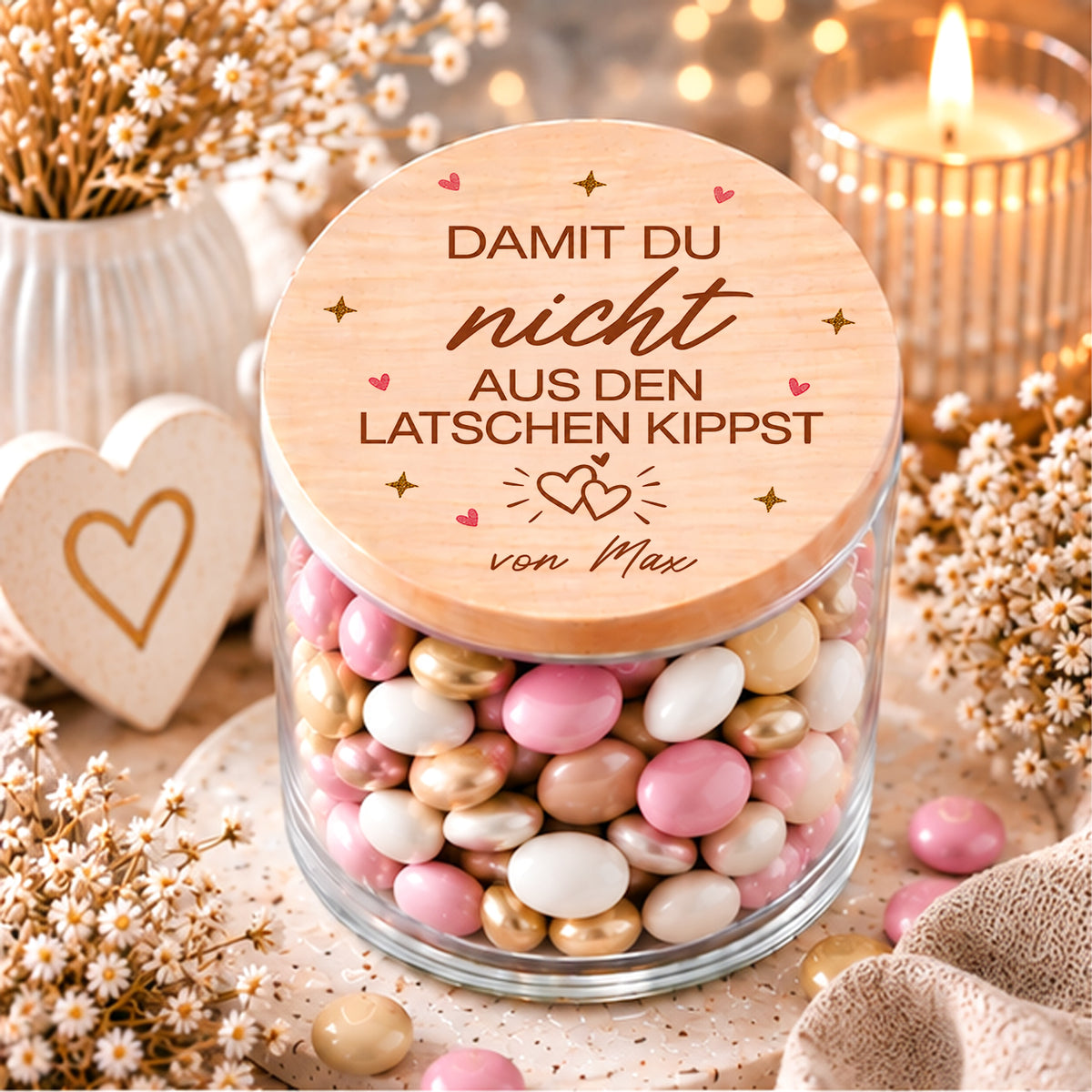 Personalisiertes Vorratsglas mit Holzdeckel und Spruch Damit du nicht aus den Latschen kippst, von Max, mit rosa und weißen Süßigkeiten