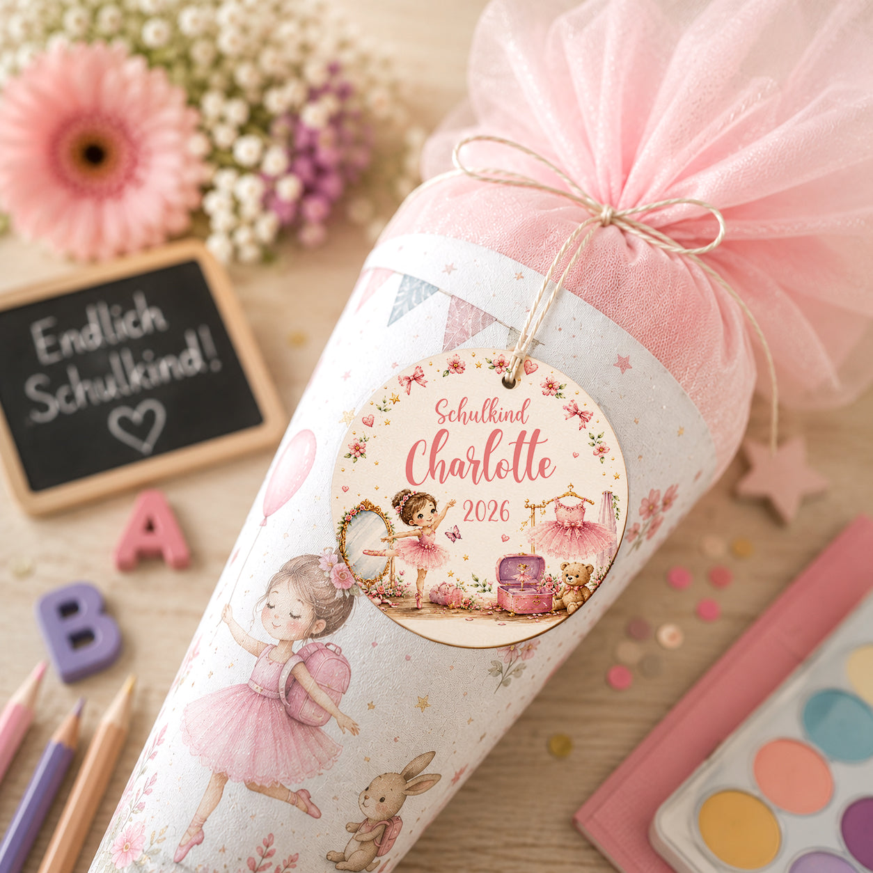 Personalisierter Schultütenanhänger aus Holz mit Ballerina, rosa Tutu und Ballett-Motiv. Individuell mit Wunschname gestaltet – Geschenk zur Einschulung 2026 für Mädchen. Schultüte nicht im Lieferumfang enthalten.