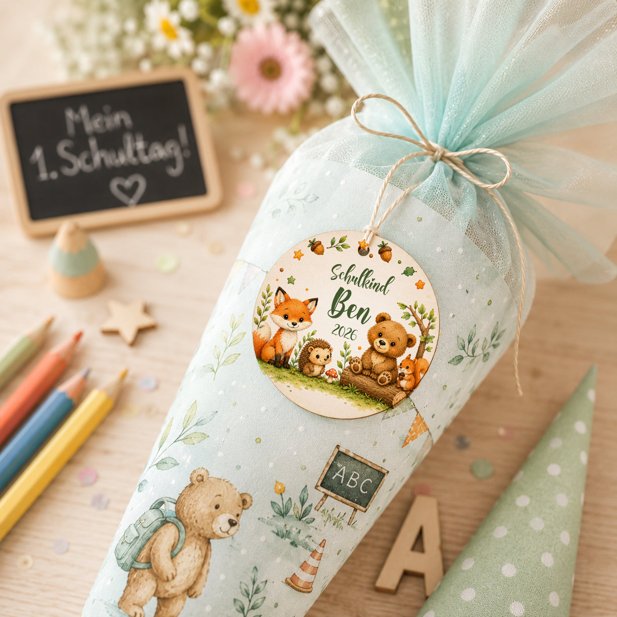 Personalisierter Schultütenanhänger aus Holz mit Fuchs, Bär, Igel und Wunschname. Waldtiere Motiv als Geschenk zur Einschulung 2026.
