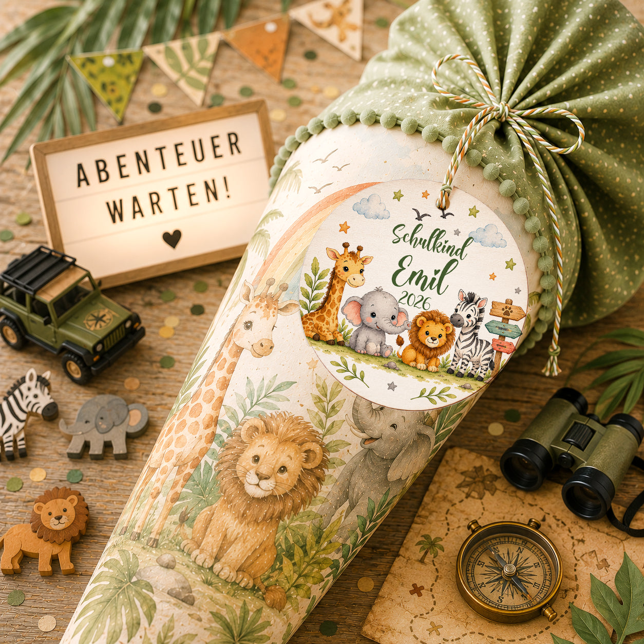 Personalisierter Schultütenanhänger aus Holz mit Safari-Motiv und Wunschname. Liebevolle Erinnerung an den ersten Schultag. Schultüte nicht im Lieferumfang enthalten.