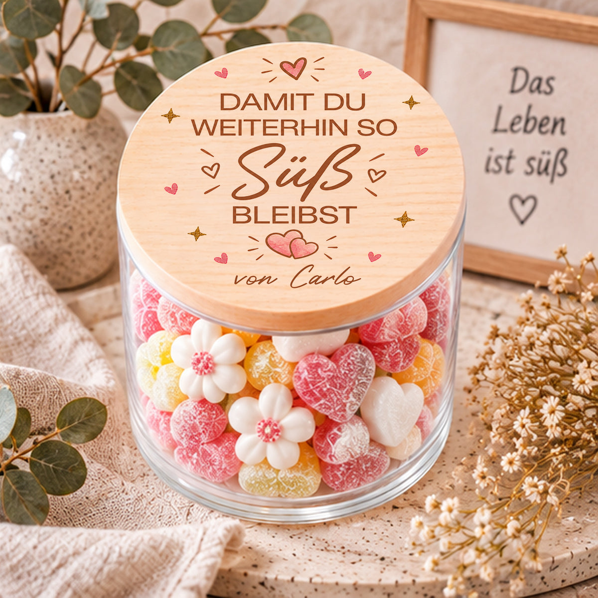 Personalisiertes Vorratsglas mit Holzdeckel, Spruch Damit du weiterhin so süß bleibst und Widmung von Carlo, gefüllt mit bunten Süßigkeiten