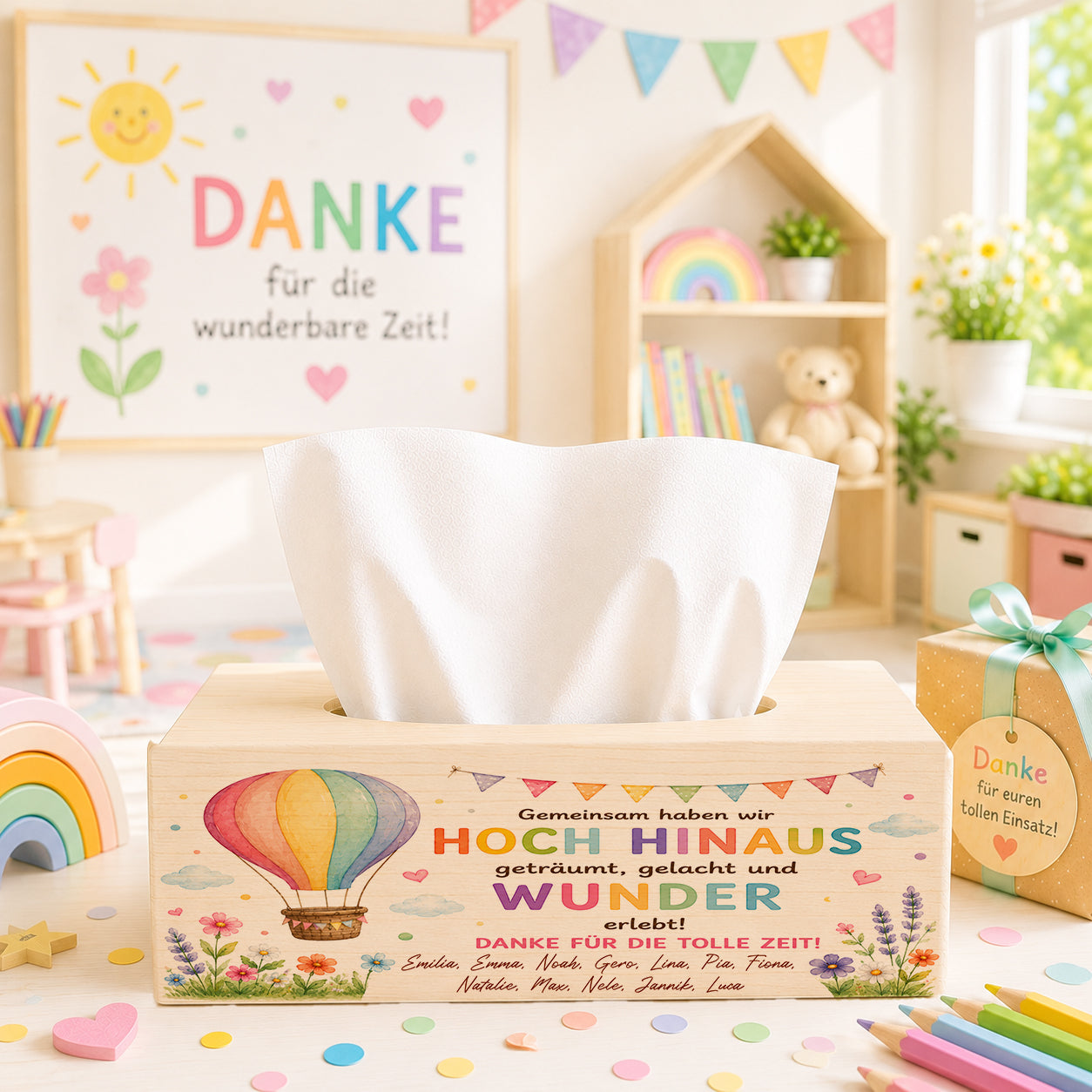 Personalisierte Taschentuchbox aus Holz mit Heißluftballon und Spruch „Gemeinsam haben wir hoch hinaus geträumt“ als emotionales Kita Abschiedsgeschenk für Erzieherinnen mit Kindernamen und hochwertigem Direktdruck.