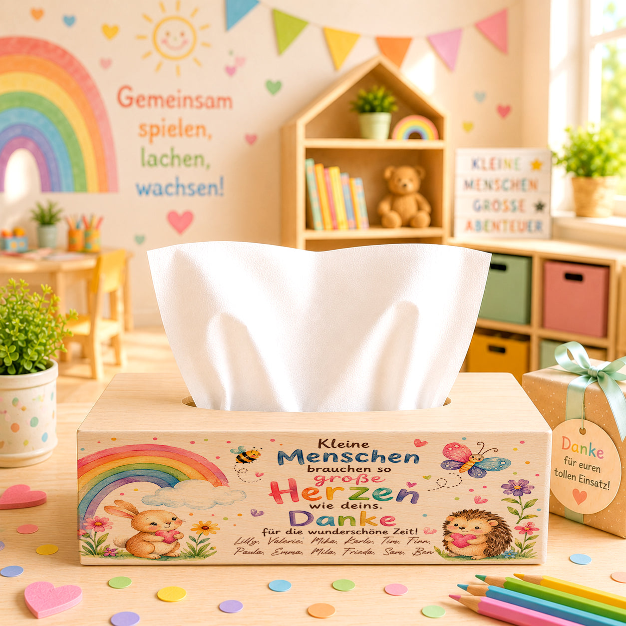 Personalisierte Taschentuchbox aus Holz mit Spruch „Kleine Menschen brauchen so große Herzen wie deins“, Kindernamen und Regenbogen als emotionales Kita Abschiedsgeschenk für Erzieherinnen.