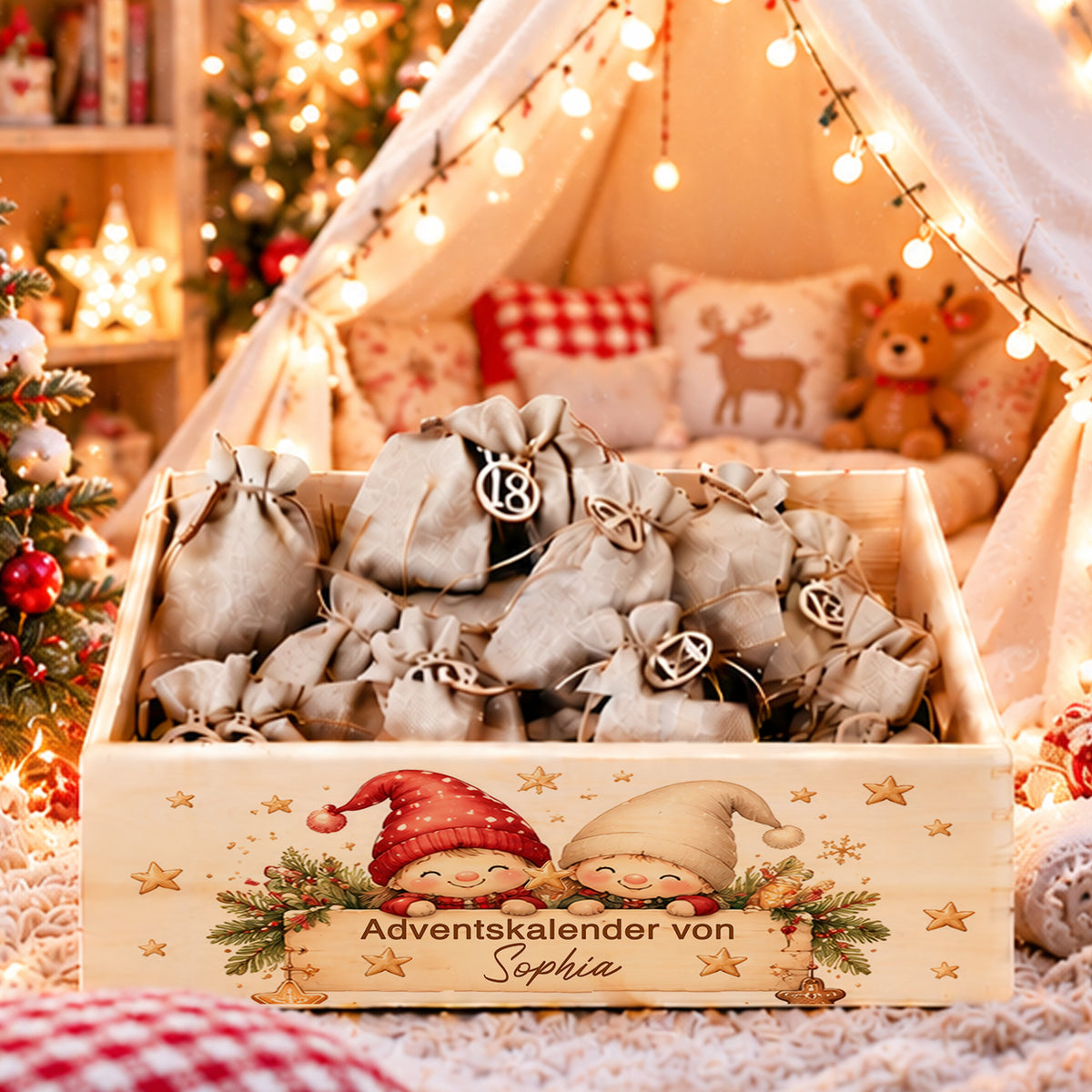 Personalisierter Adventskalender für Kinder aus Holz mit Namen, zwei süßen Weihnachtswichteln und 24 Adventssäckchen zum Befüllen.