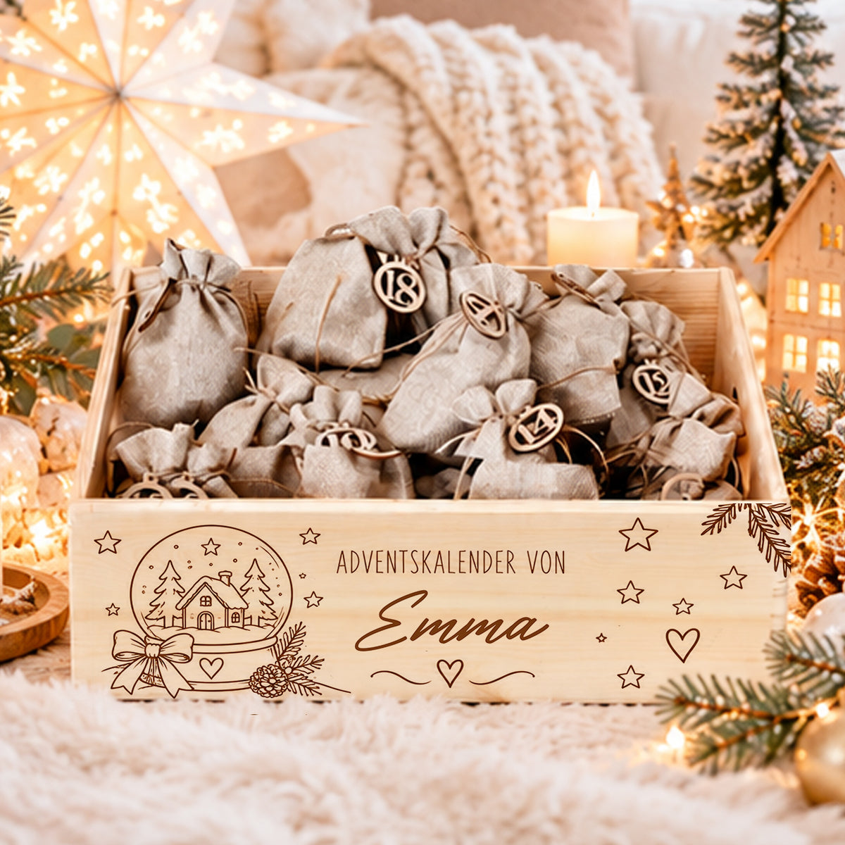 Personalisierter Adventskalender aus Holz mit Namen und Schneekugelmotiv mit Winterhaus, Tannenbäumen und Schleife, gefüllt mit Jutesäckchen