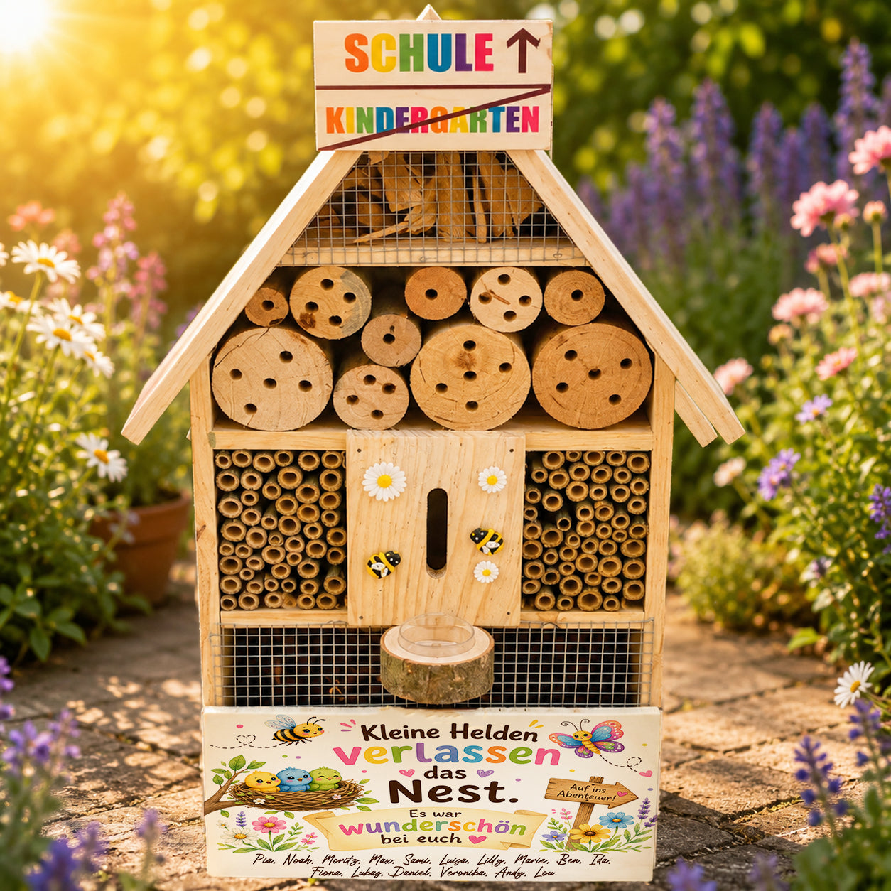 Personalisiertes XXL Insektenhotel aus Holz mit Kindernamen und Jahreszahl 2026 als nachhaltiges Kita Abschiedsgeschenk für Erzieherinnen und Kindergartengruppen