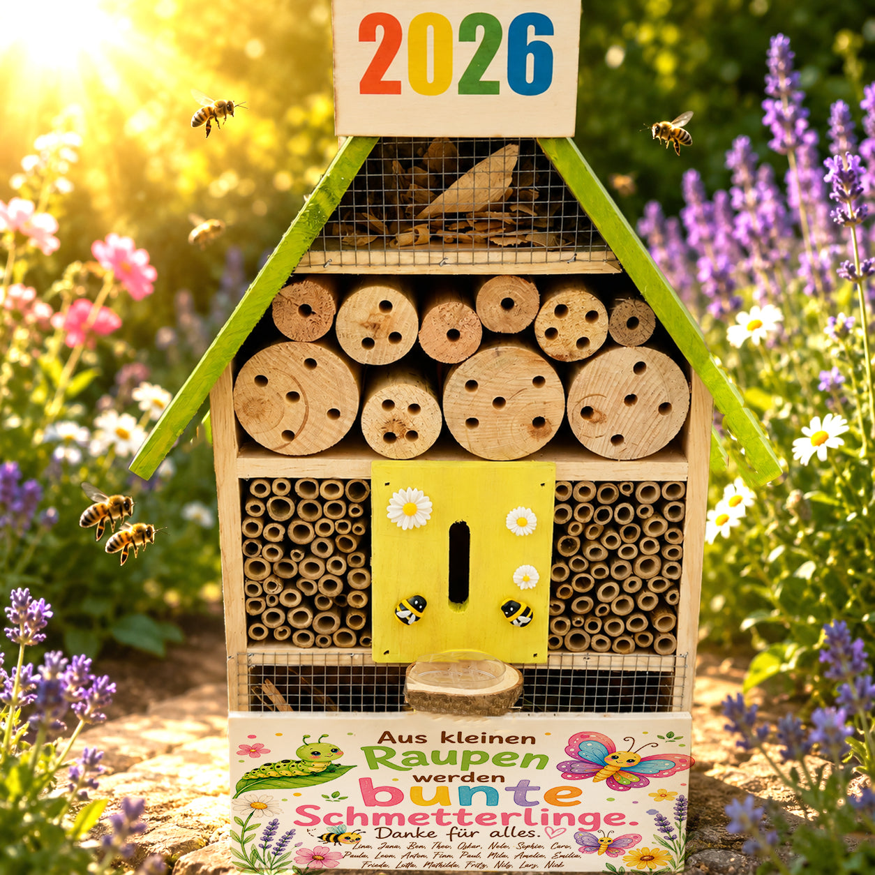 Personalisiertes XXL Insektenhotel aus Holz mit Schmetterlingsmotiv, Raupe und allen Kindernamen als nachhaltiges Kita Abschiedsgeschenk. Individuelles Gruppengeschenk für Erzieherinnen und Erzieher zum Kindergartenabschluss und Schulstart 2026.