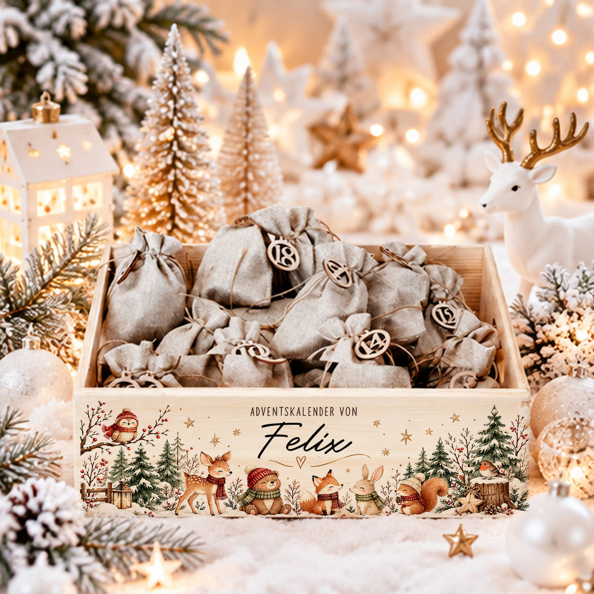 Personalisierte Adventskalender aus Holz zum Befüllen mit Namen, verschiedenen Weihnachtsmotiven und 24 Jutesäckchen als wiederverwendbare Adventskalender-Holzkisten