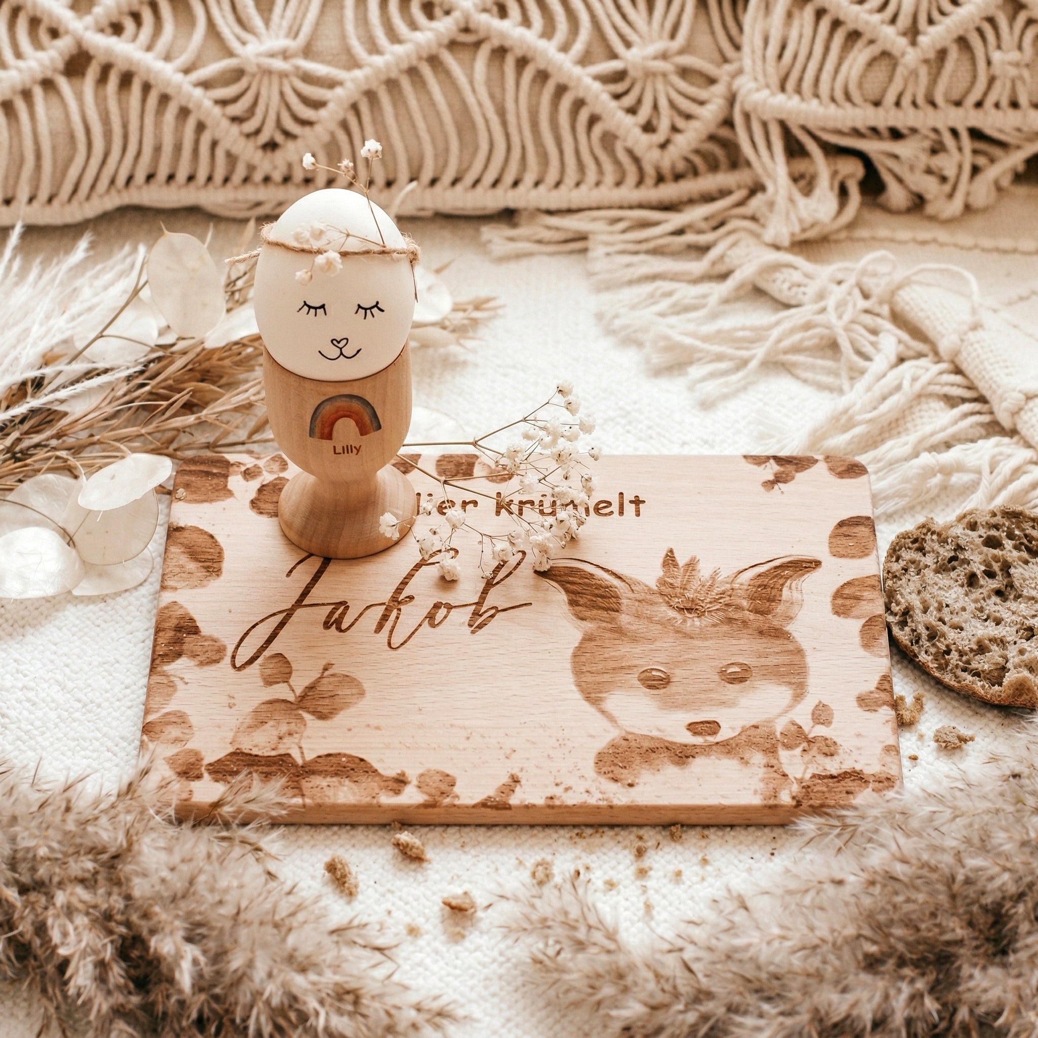 Personalisierte Frühstücksbrettchen und Eierbecher aus Holz mit Name für Kinder