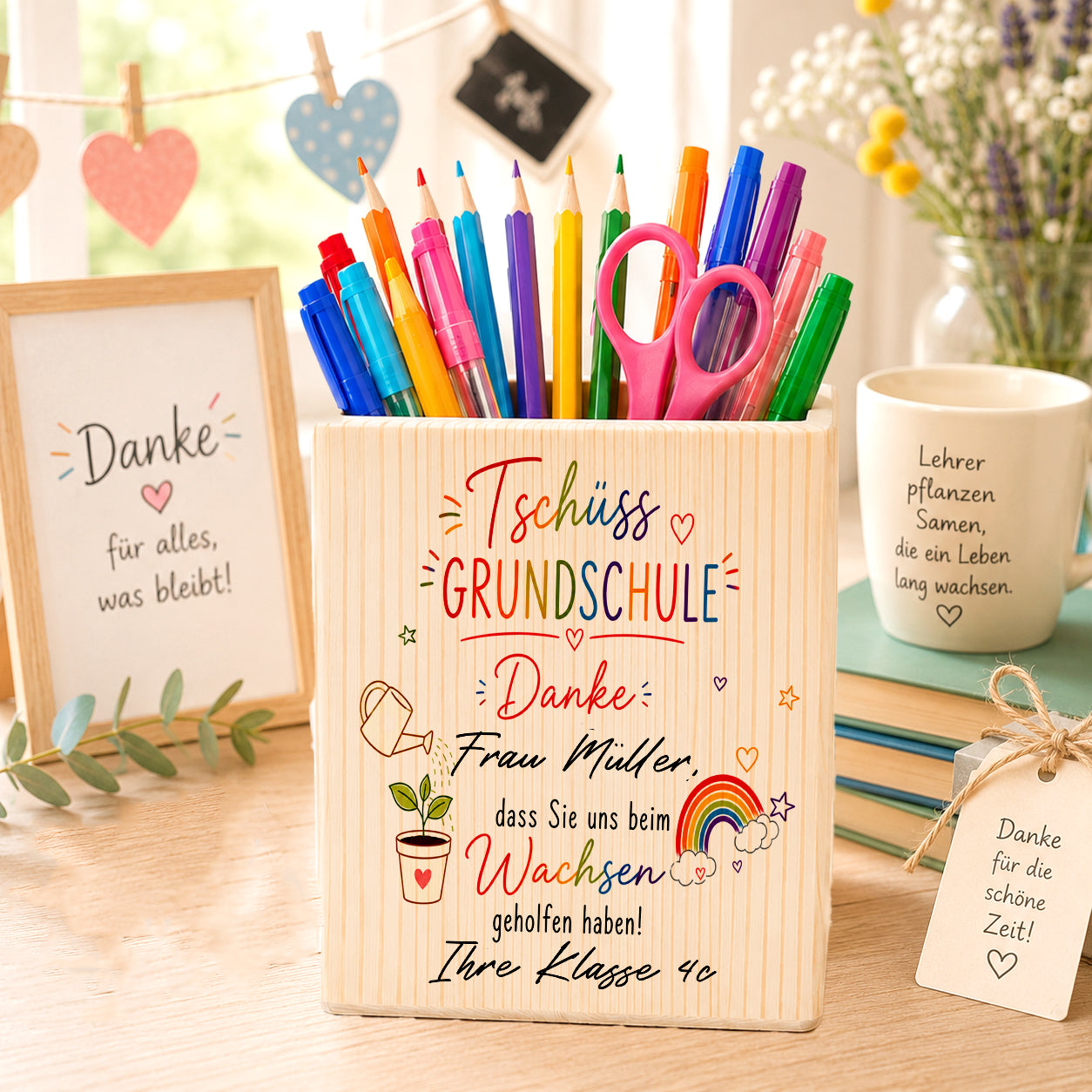 Personalisierter Stiftehalter aus Holz mit Aufschrift „Tschüss Grundschule“ und Dankesbotschaft für Lehrerin oder Lehrer. Individuelles Abschiedsgeschenk der Klasse zum Grundschulabschluss mit Klassenname und Wunschtext.