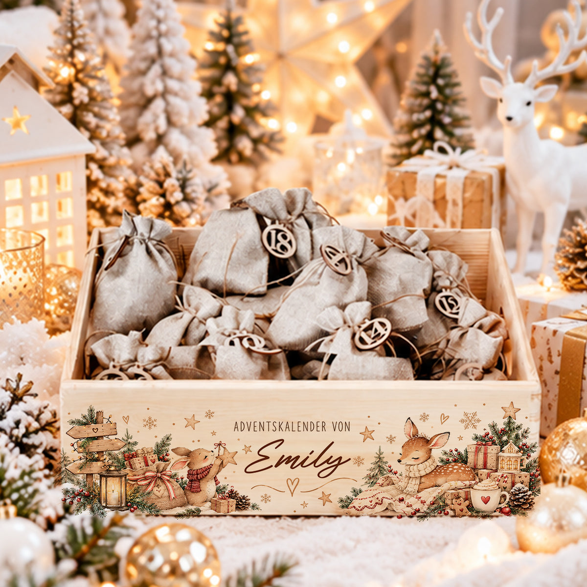 Personalisierter Adventskalender aus Holz mit Namen, zwei süßen Rehkitzen im Winterwald und Jutesäckchen mit Holzzahlen zum Selbstbefüllen
